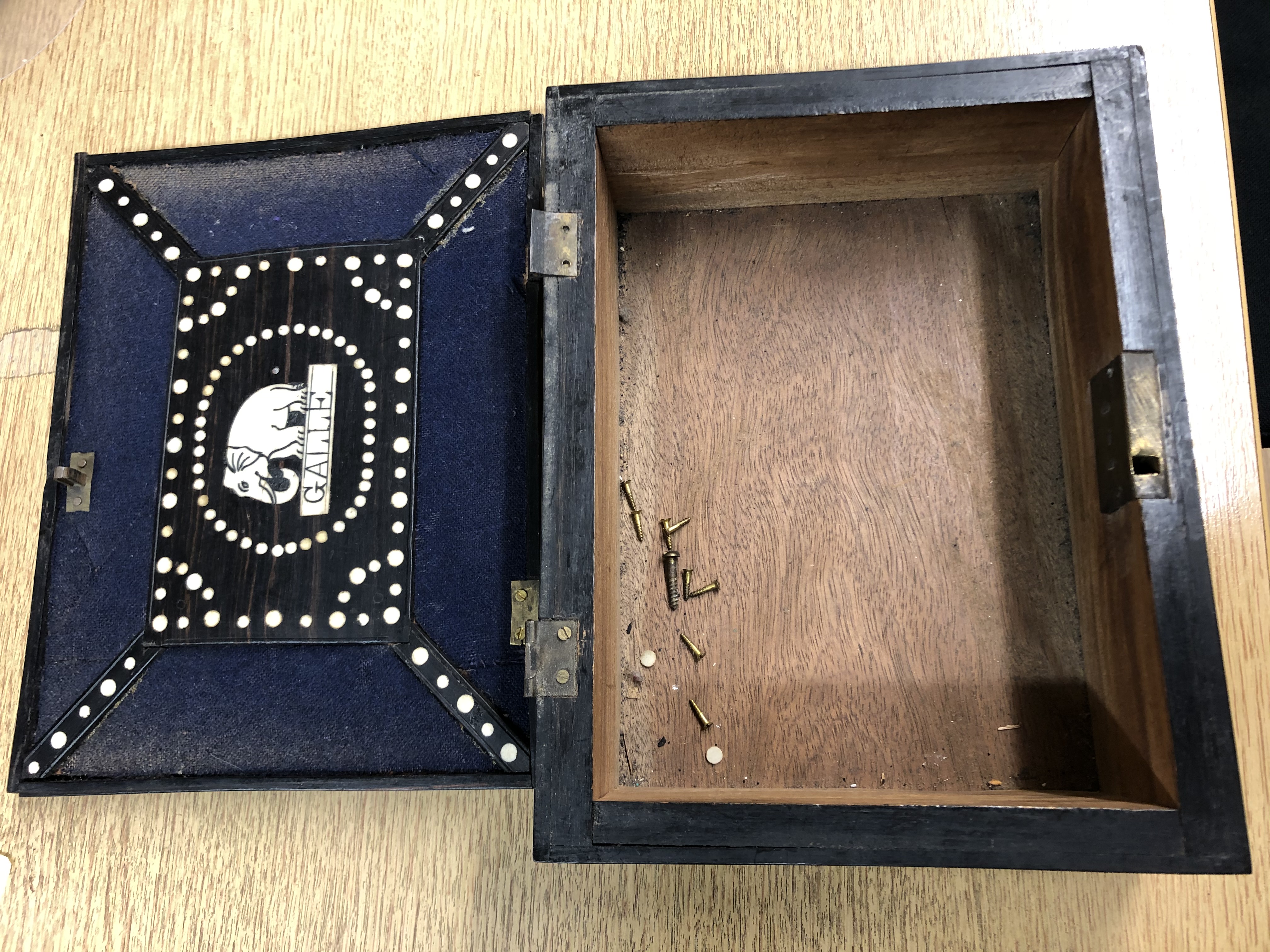 19TH CENTURY EBONY AND QUILL JEWELLERY BOX A/F AND AN AUTO RADIO FINDER SPARE PARTS BOX - Image 7 of 7