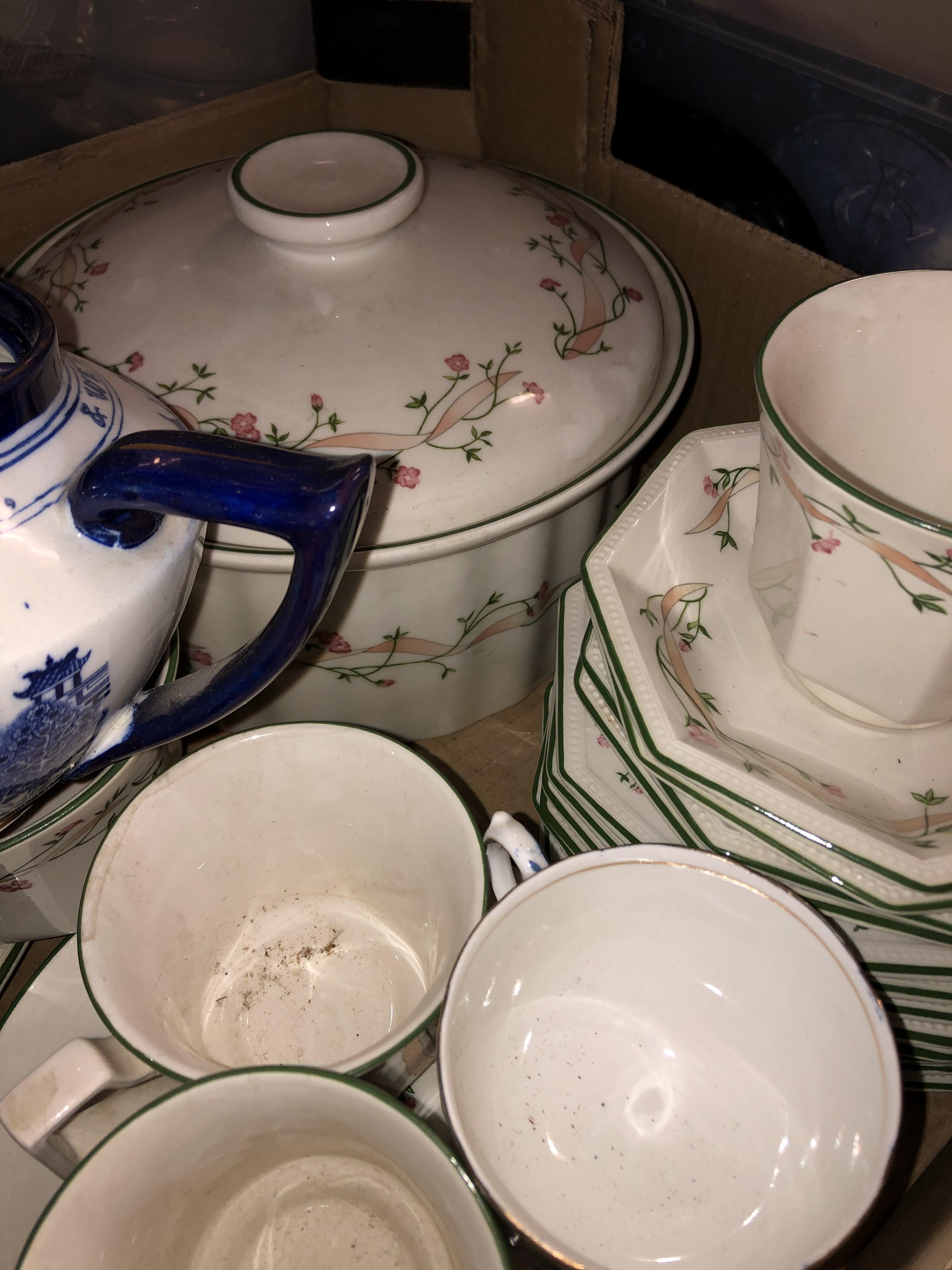 THREE BOXES OF VARIOUS BONE CHINA TEAWARES, SINGLE CABINET CUPS AND SAUCERS, BLUE AND WHITE WARES, - Bild 5 aus 6