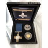 BOXED FACSIMILE GEORGE CROSS MEDAL GOLD AND SILVER COMMEMORATIVE SET COMPRISING STERLING SILVER