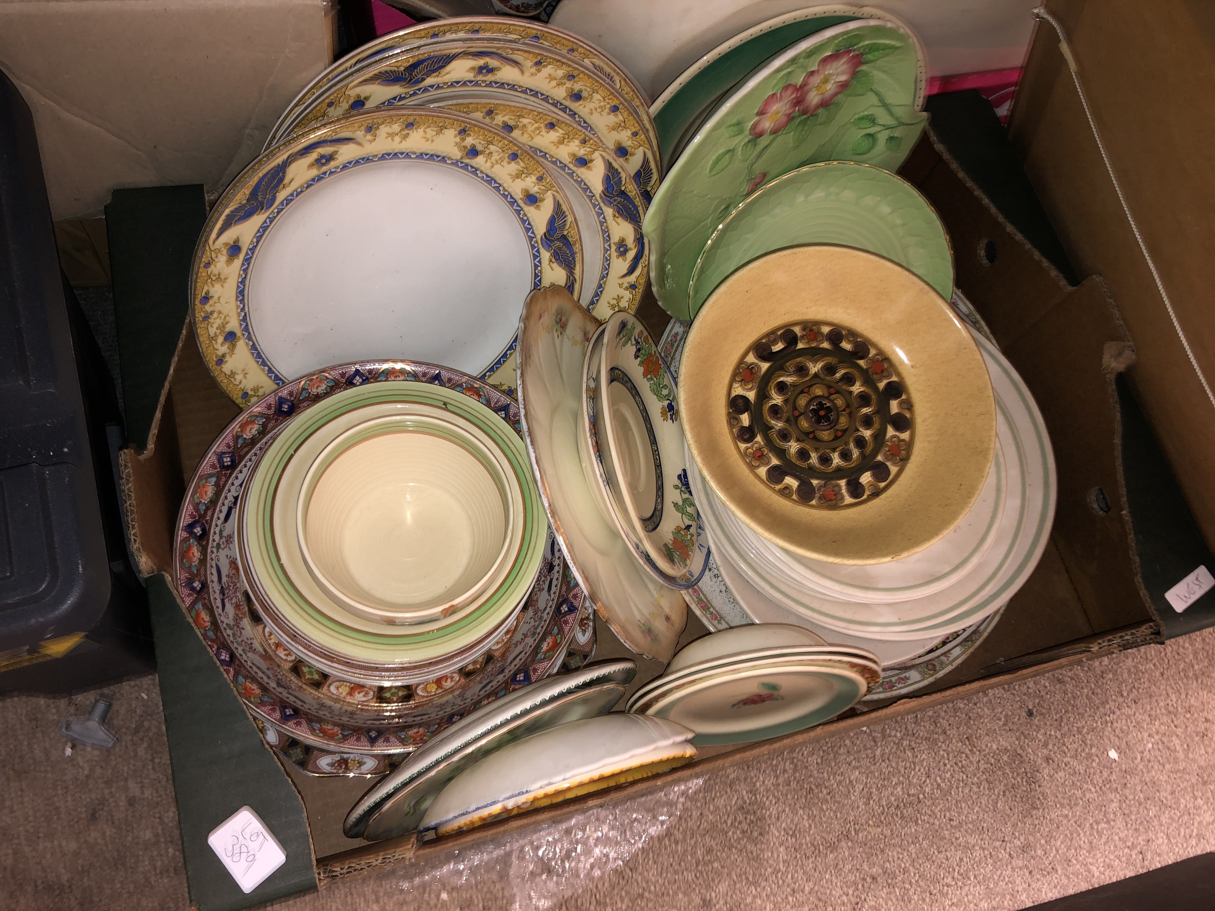 THREE BOXES OF VARIOUS BONE CHINA TEAWARES, SINGLE CABINET CUPS AND SAUCERS, BLUE AND WHITE WARES, - Bild 4 aus 6