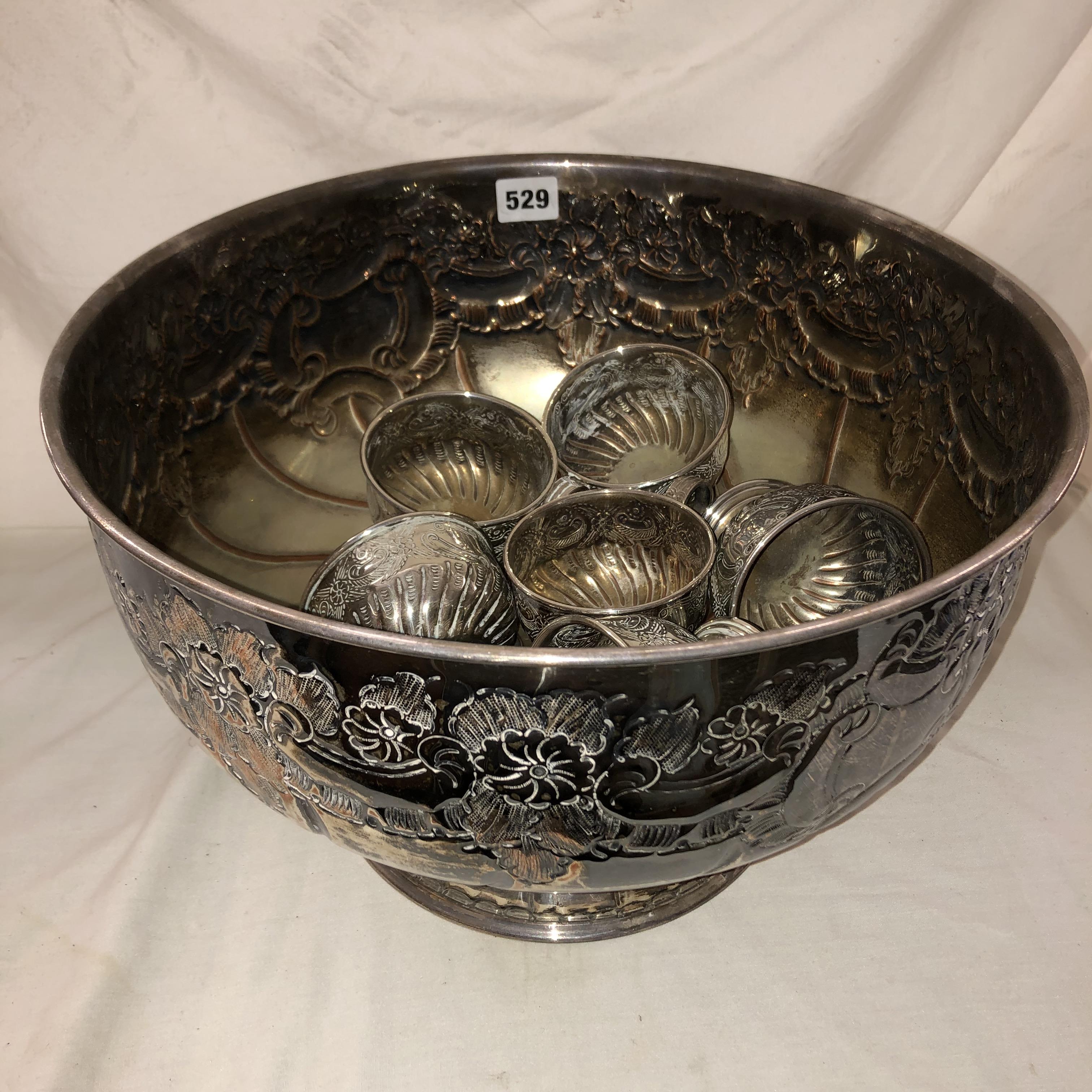 VINERS OF SHEFFIELD ALPHA PLATED REPOUSSEE PUNCHBOWL AND SIX BOWLS - Image 4 of 4