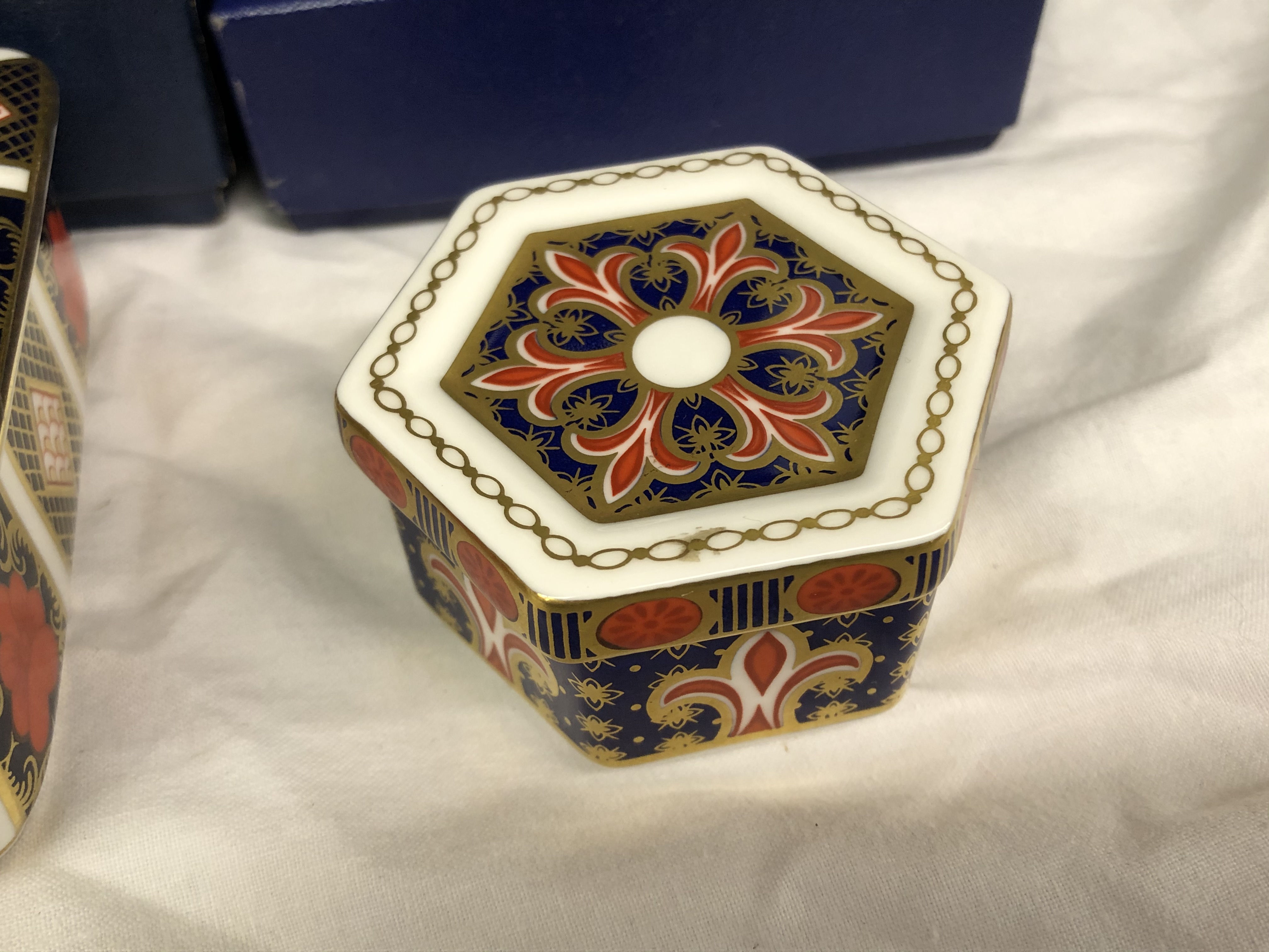 BOXED ROYAL CROWN DERBY A1297 PATTERN HEXAGONAL TRINKET BOX AND COVER - Bild 3 aus 5