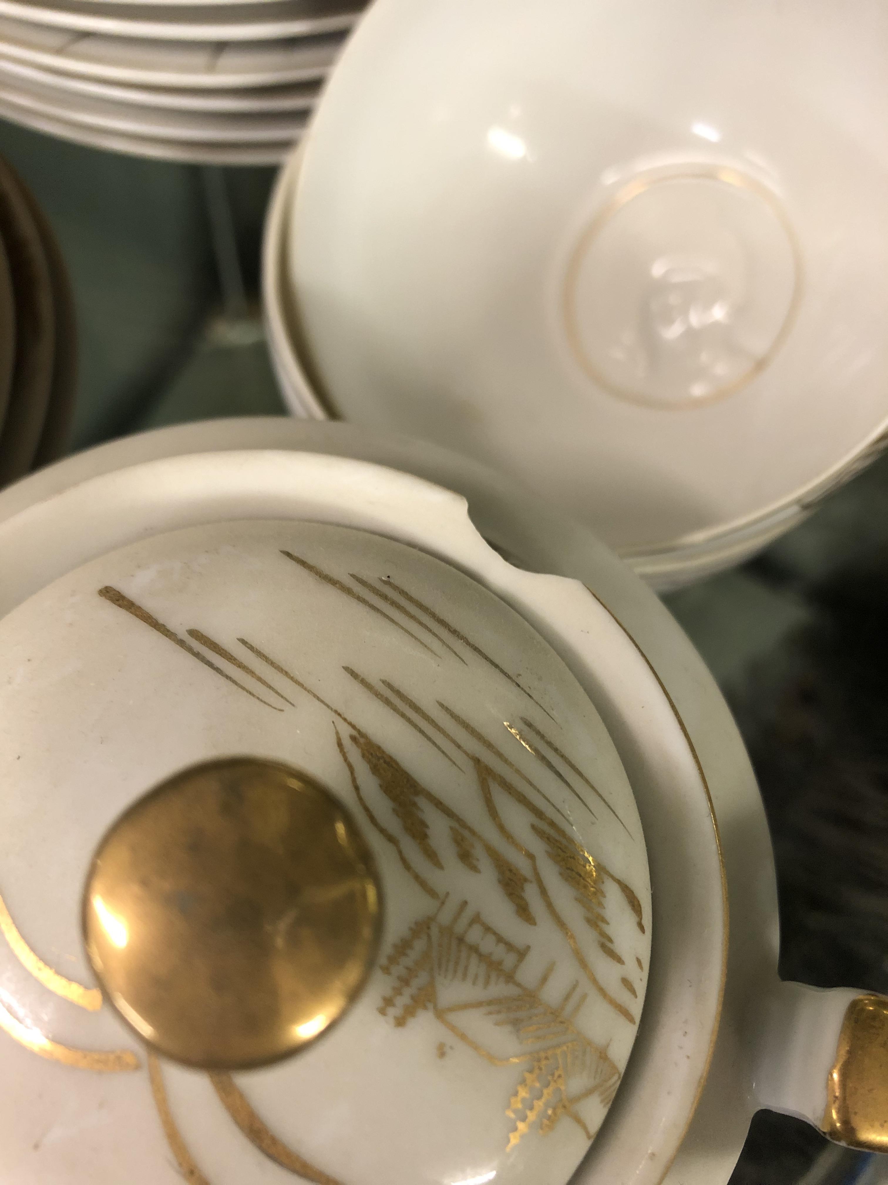 JAPANESE EGGSHELL PORCELAIN TEA SERVICE AND A SIMILAR SERVICE WITH GEISHA PORTRAIT HEAD MEDALLIONS - Bild 9 aus 9