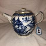 EARLY 19TH CENTURY RIBBED GLOBULAR BLUE AND WHITE TEAPOT WITH GILDED DETAIL,