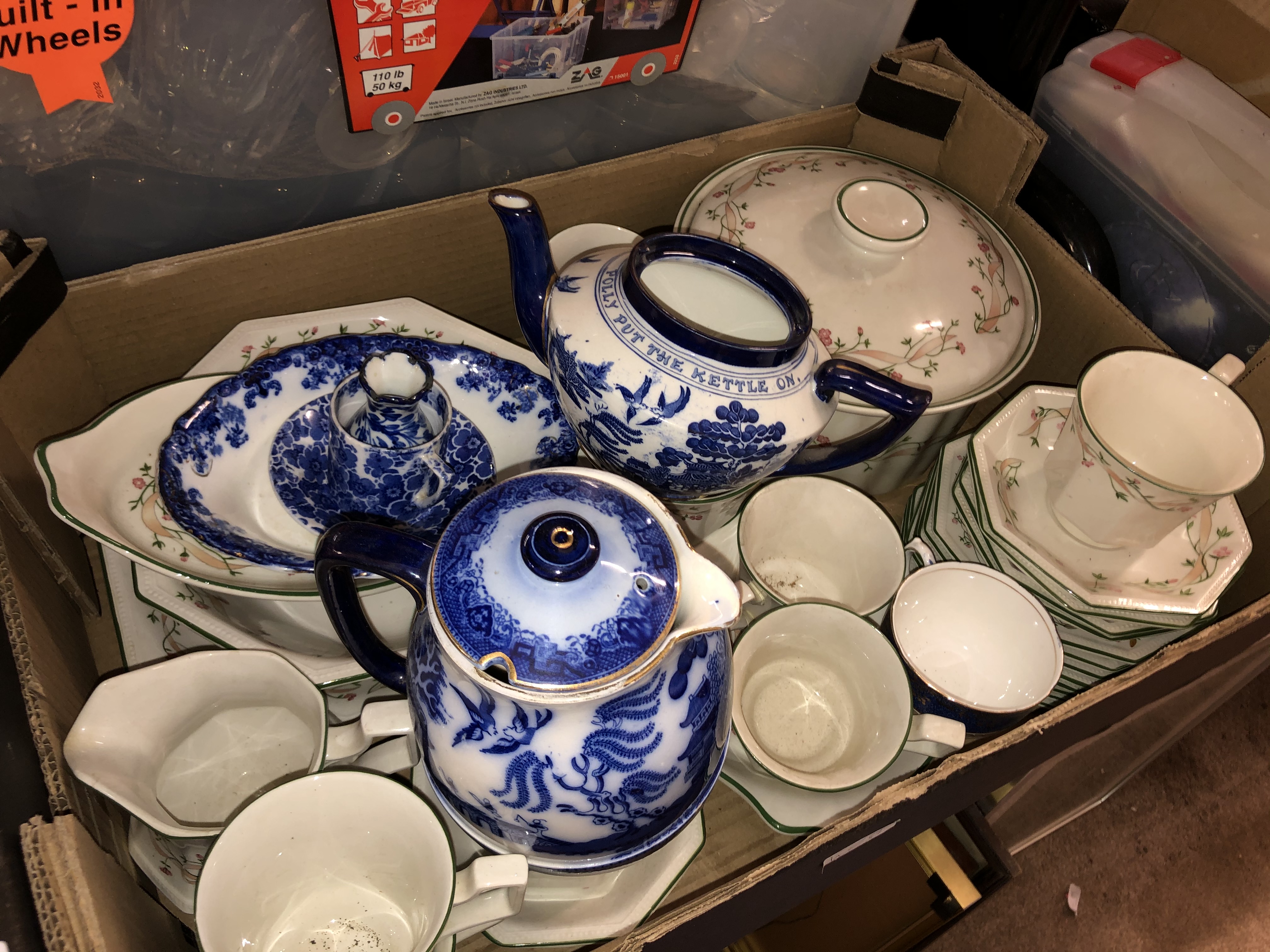 THREE BOXES OF VARIOUS BONE CHINA TEAWARES, SINGLE CABINET CUPS AND SAUCERS, BLUE AND WHITE WARES, - Bild 3 aus 6