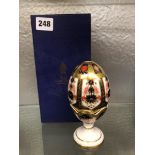 BOXED ROYAL CROWN DERBY OLD IMARI PATTERN DECORATIVE EGG ON STAND