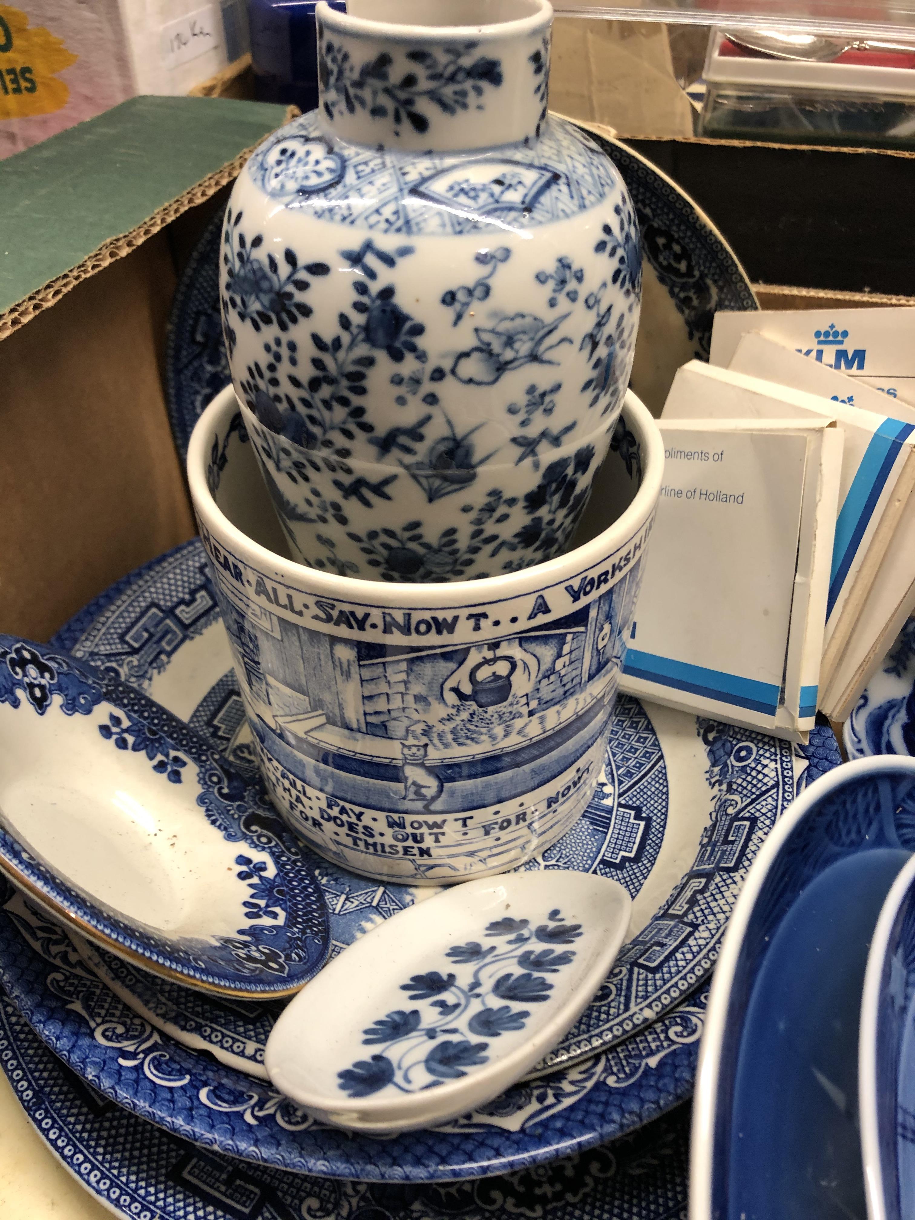 BOX OF BLUE AND WHITE TRANSFER PRINTED WARE, SPODE ITALIAN SERIES DISH, CHINESE BALUSTER VASE A/F, - Bild 2 aus 7