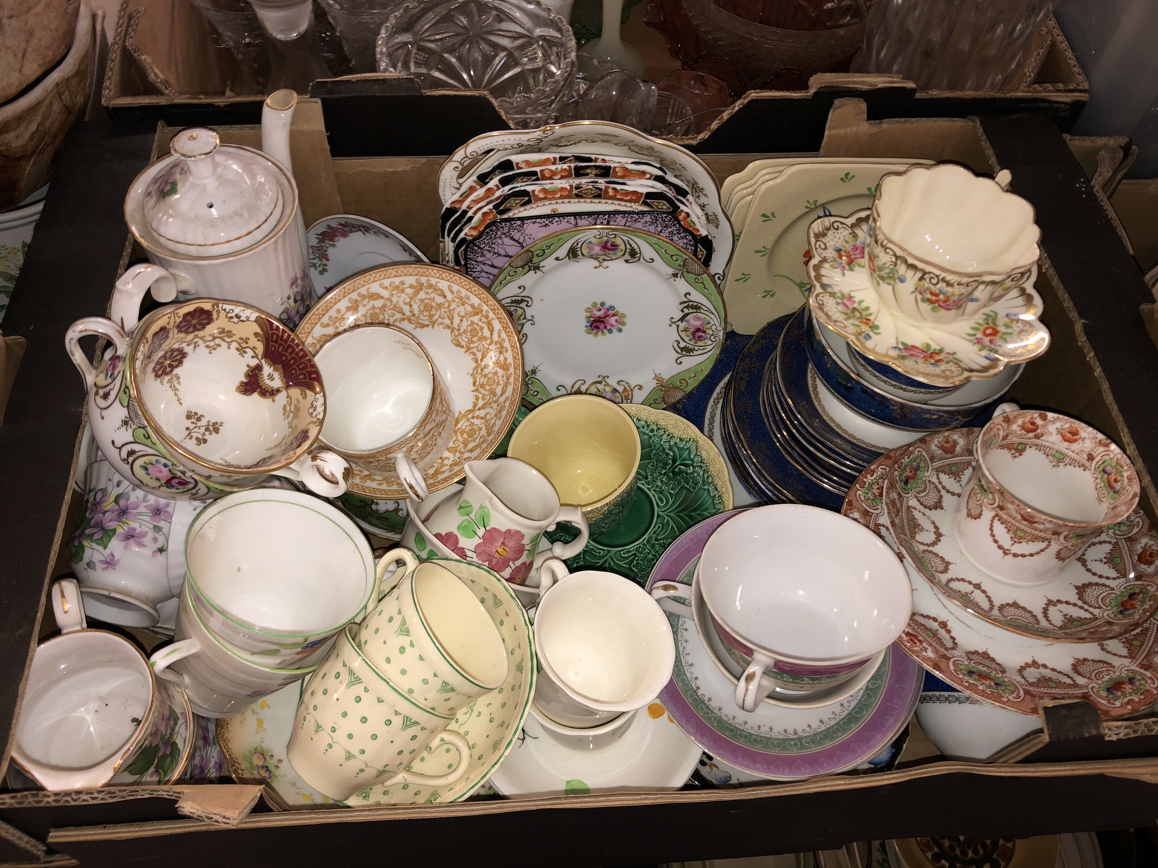 THREE BOXES OF VARIOUS BONE CHINA TEAWARES, SINGLE CABINET CUPS AND SAUCERS, BLUE AND WHITE WARES, - Bild 2 aus 6
