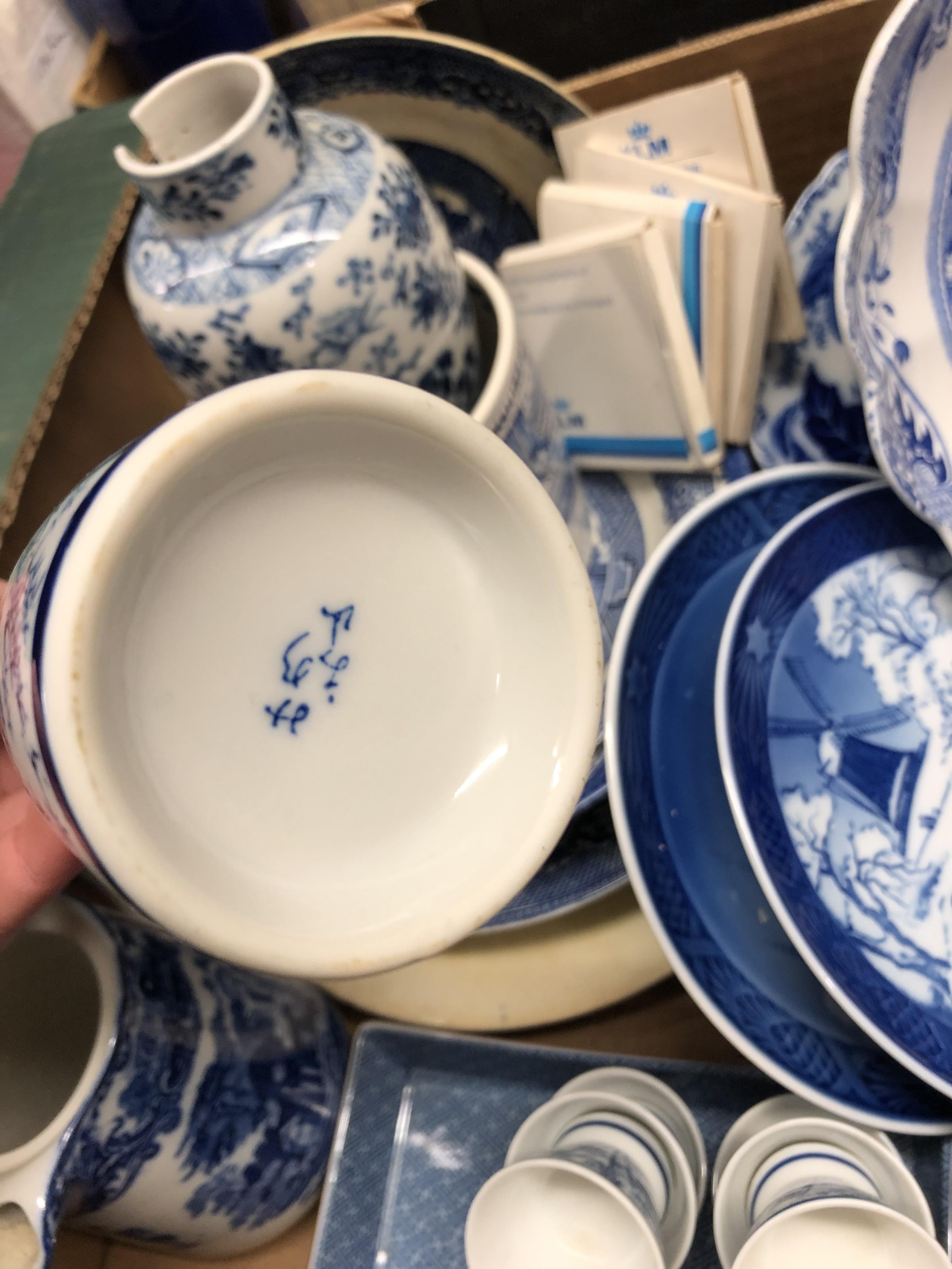 BOX OF BLUE AND WHITE TRANSFER PRINTED WARE, SPODE ITALIAN SERIES DISH, CHINESE BALUSTER VASE A/F, - Bild 7 aus 7