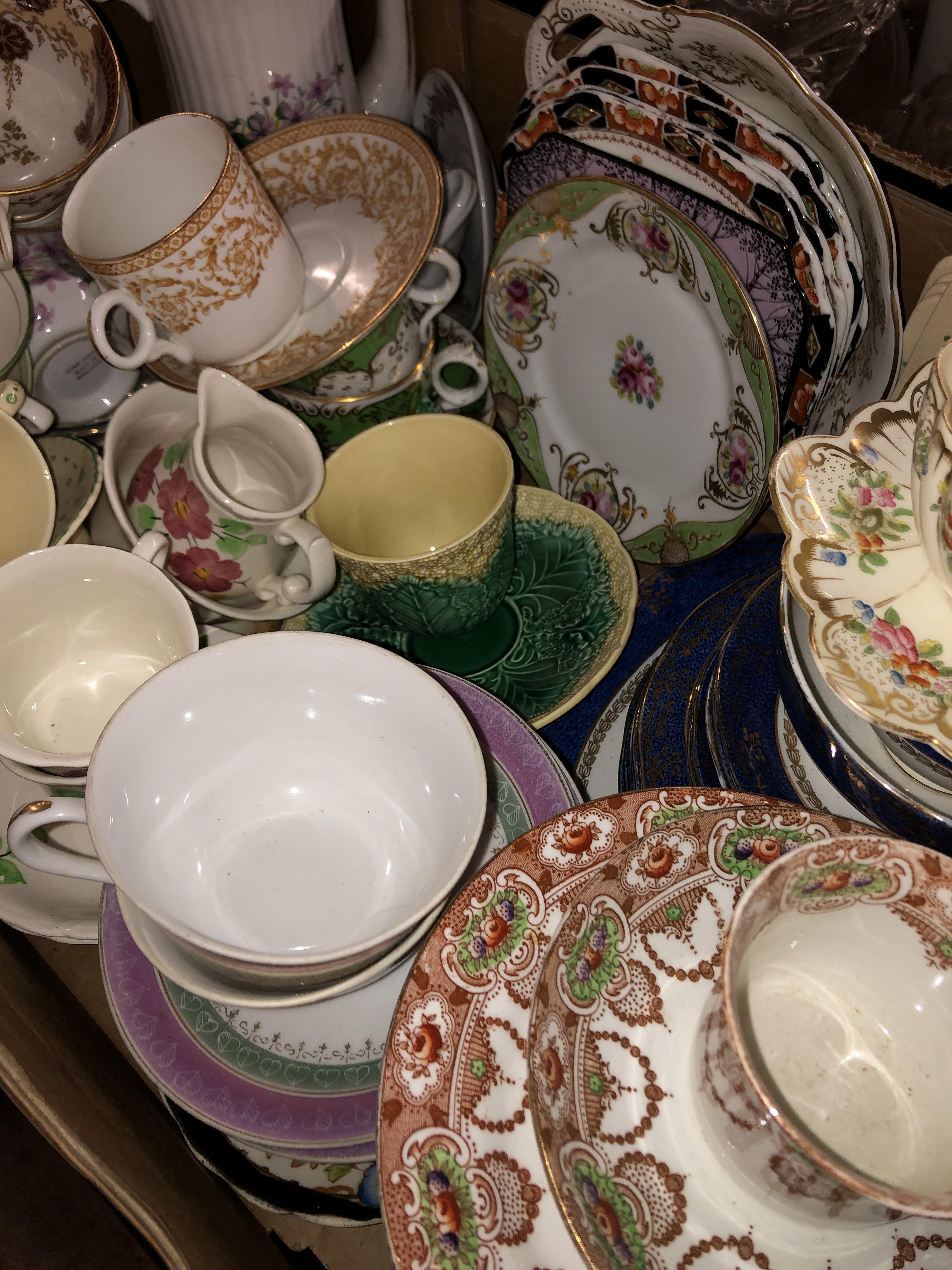 THREE BOXES OF VARIOUS BONE CHINA TEAWARES, SINGLE CABINET CUPS AND SAUCERS, BLUE AND WHITE WARES, - Bild 6 aus 6