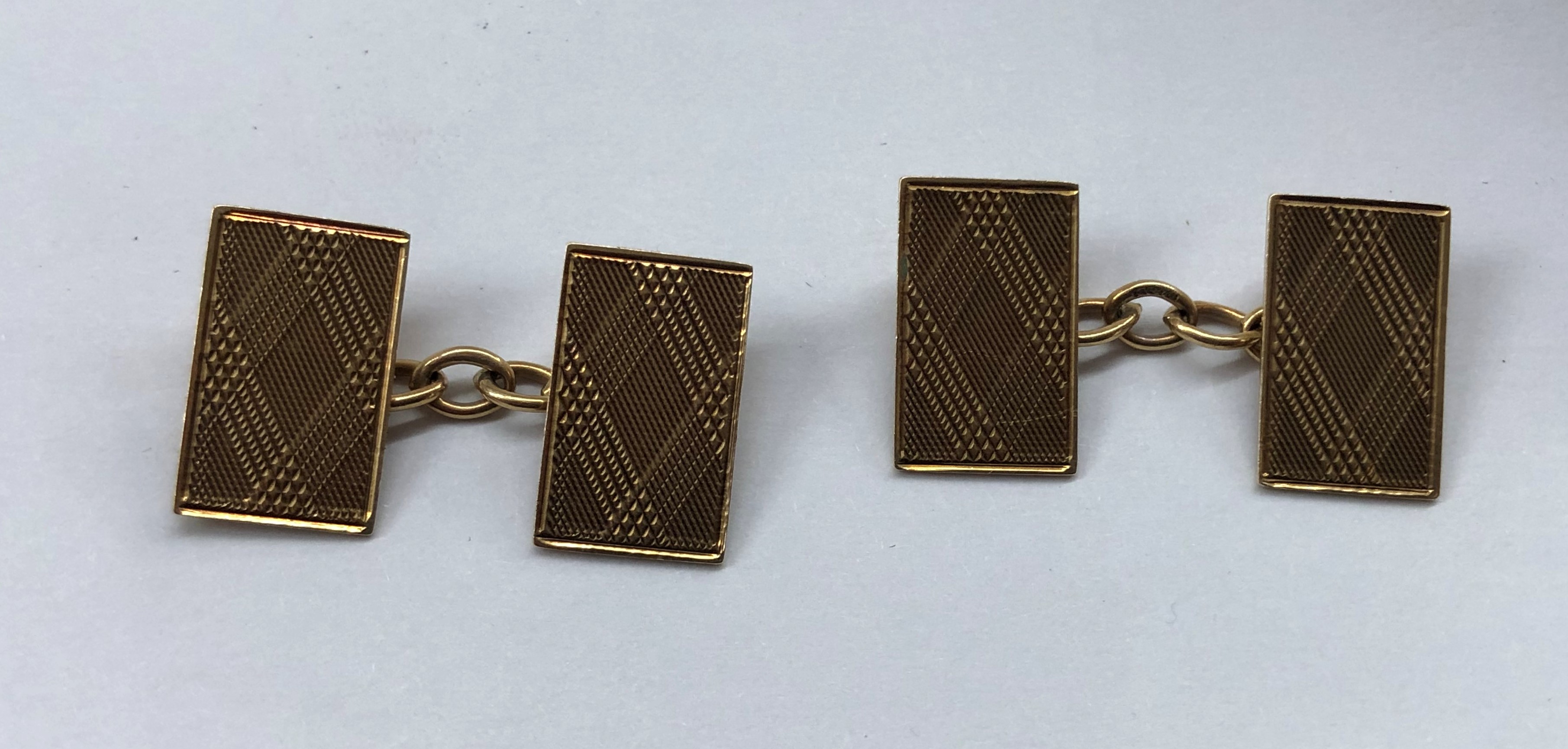 CASED PAIR OF RECTANGULAR CUFFLINKS WITH ENGINE TURNED DECORATION 4.6G APPROX.