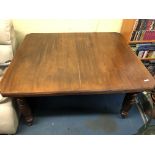 LATE VICTORIAN WALNUT EXTENDING DINING TABLE ON FLUTED LEGS