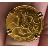 1979 ISLE OF MAN COIN RING IN 9CT GOLD MOUNT 8.
