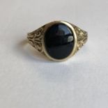 9CT GOLD OVAL ONYX SIGNET RING SIZE R 2.