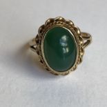 9CT GOLD OVAL GREEN CABOCHON STONE SET RING SIZE Q/R 5.