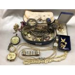 SMALL BOX OF VARIOUS QUARTZ WRIST WATCHES, HUMMINGBIRD BROOCH AND OTHER BROOCHES,