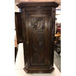 20TH CENTURY OAK HANGING CORNER CUPBOARD WITH CARVED LEAF DECORATION (DIMENSIONS-W.47CM,H.82CM,D.