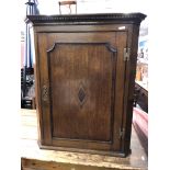 GEORGE III OAK AND MAHOGANY CROSSBANDED HANGING CORNER CUPBOARD WITH DENTIL MOULDED CORNICE AND