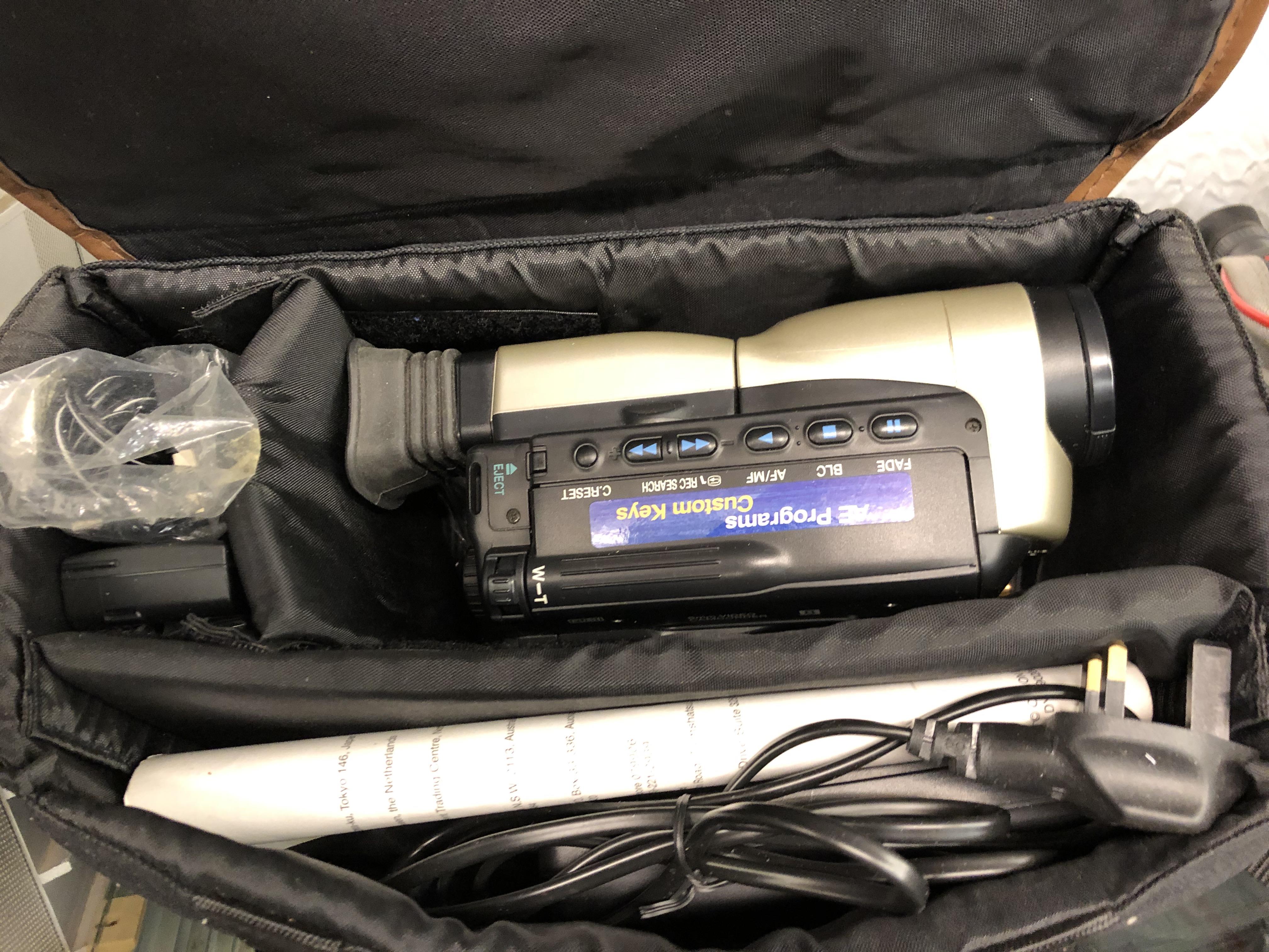CANON 8MM VIDEO CAMCORDER IN TRAVEL BAG - Image 5 of 7