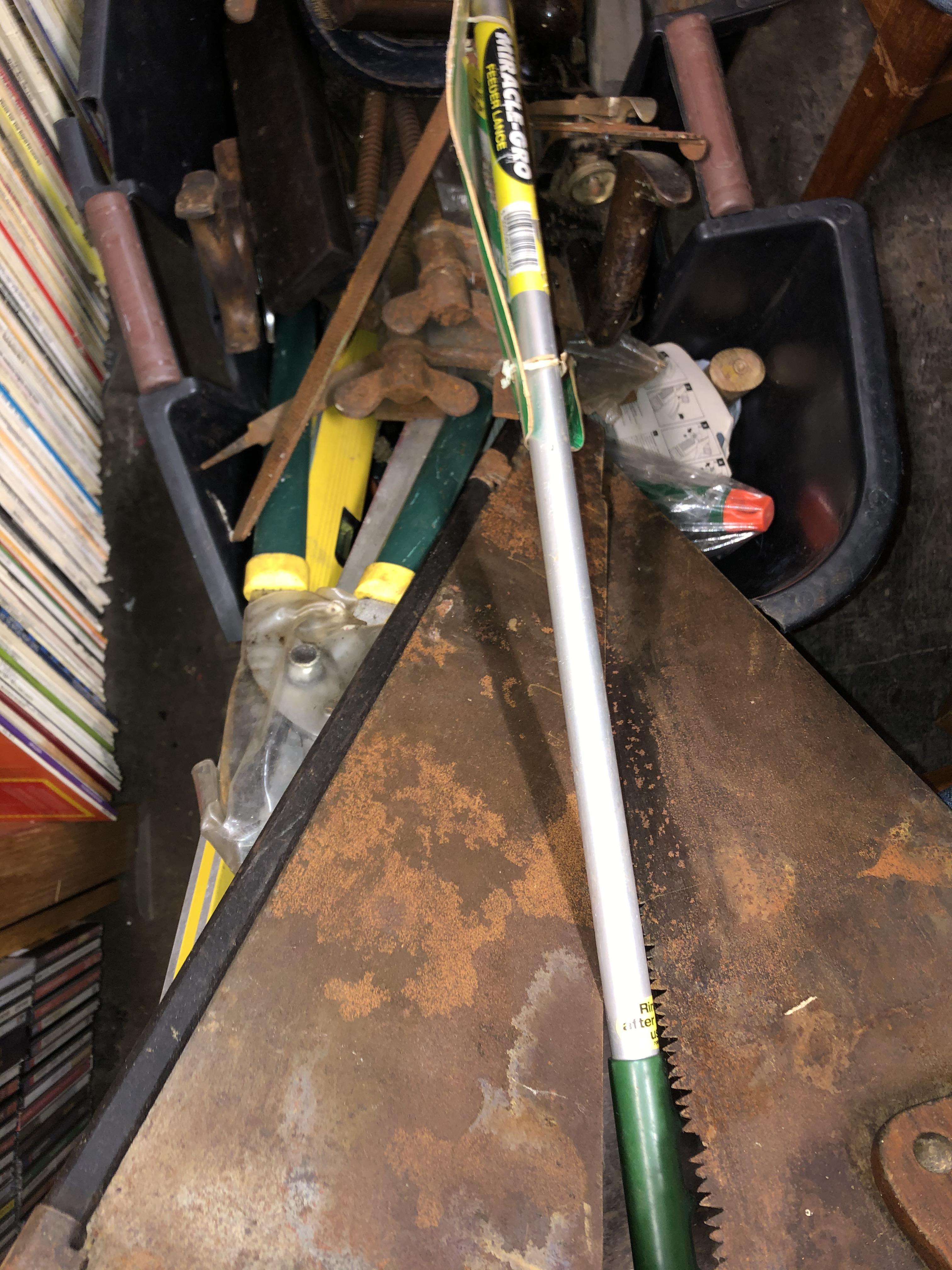 CRATE OF VARIOUS TOOLS INCLUDING SPEAR AND JACKSON SAW, G CLAMPS, GARDEN LOPPERS, PLANES, ETC. - Image 3 of 3