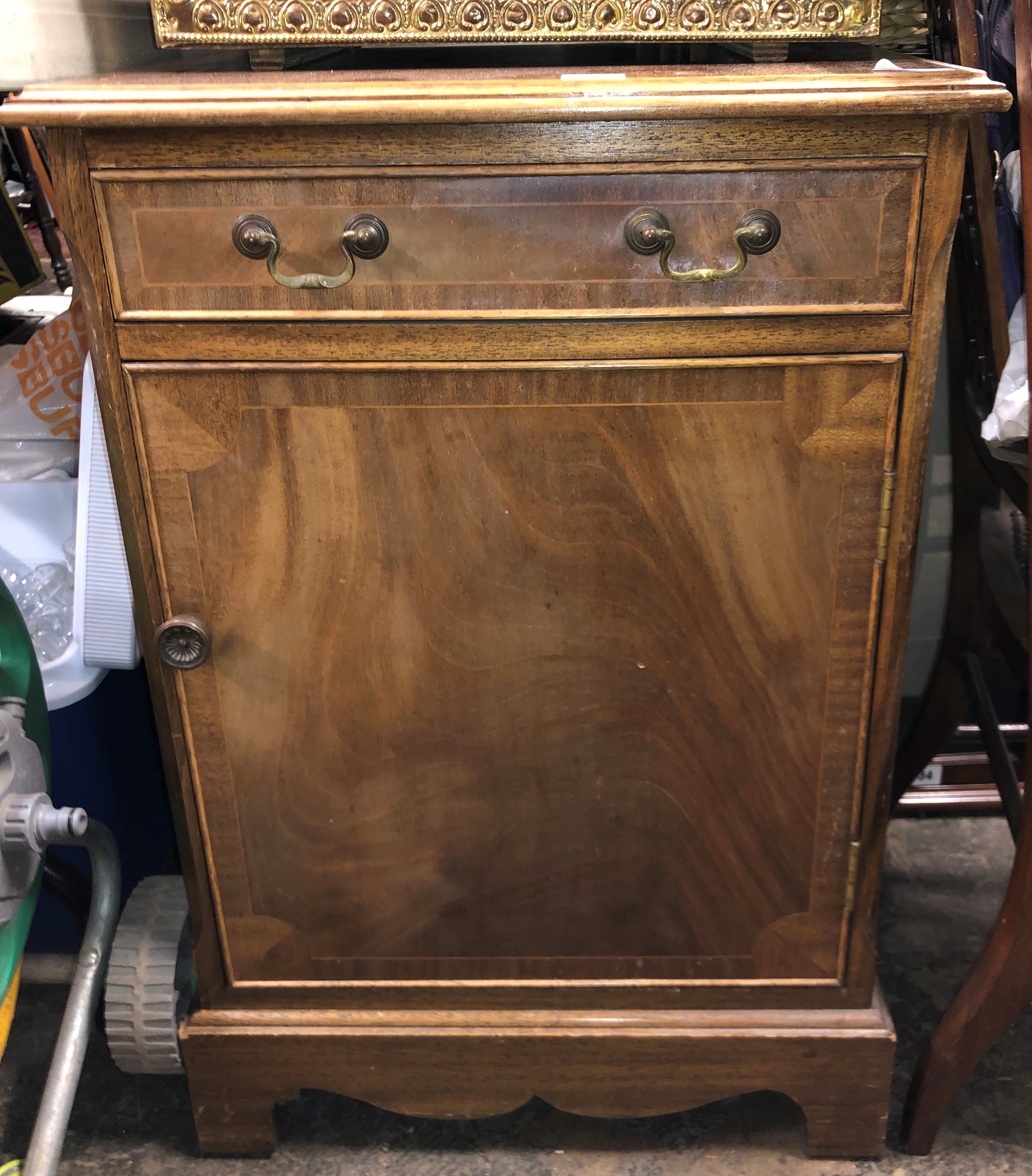 MAHOGANY CROSSBANDED CUPBOARD FITTED WITH A SINGLE DRAWER