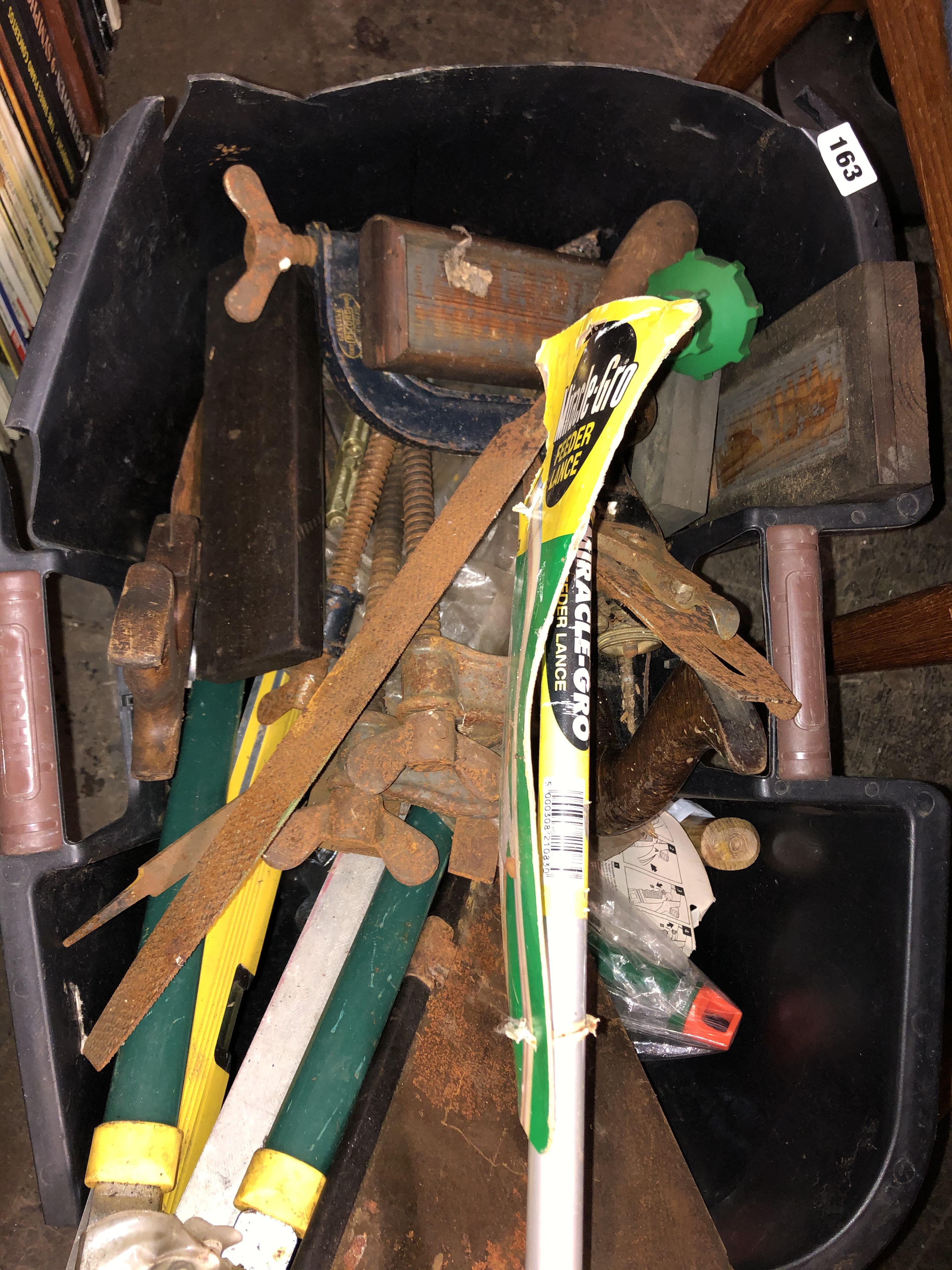 CRATE OF VARIOUS TOOLS INCLUDING SPEAR AND JACKSON SAW, G CLAMPS, GARDEN LOPPERS, PLANES, ETC. - Image 2 of 3