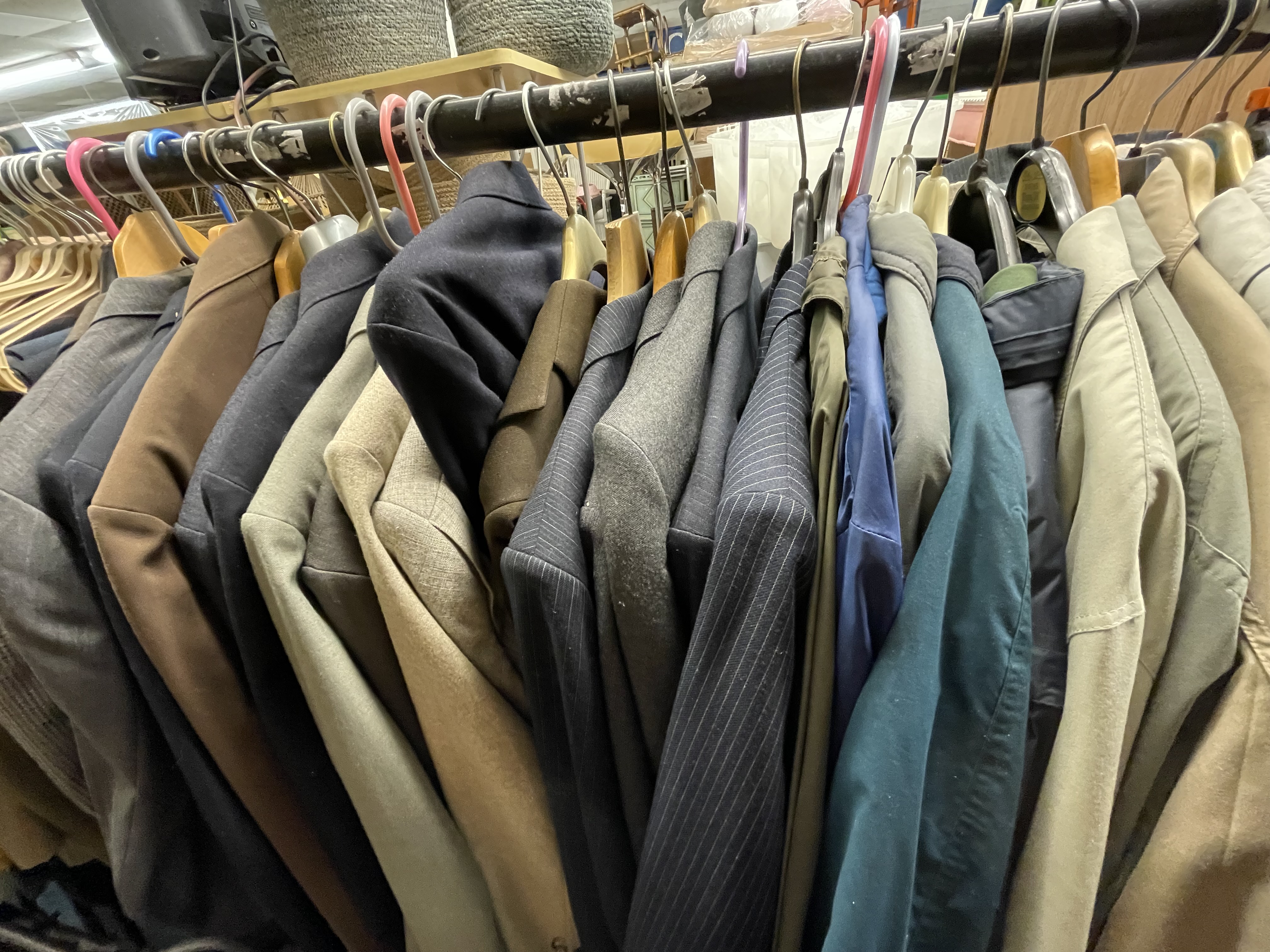 CLOTHES RAIL OF VARIOUS GENTS BLAZERS AND JACKETS AND LIGHTWEIGHT COATS,