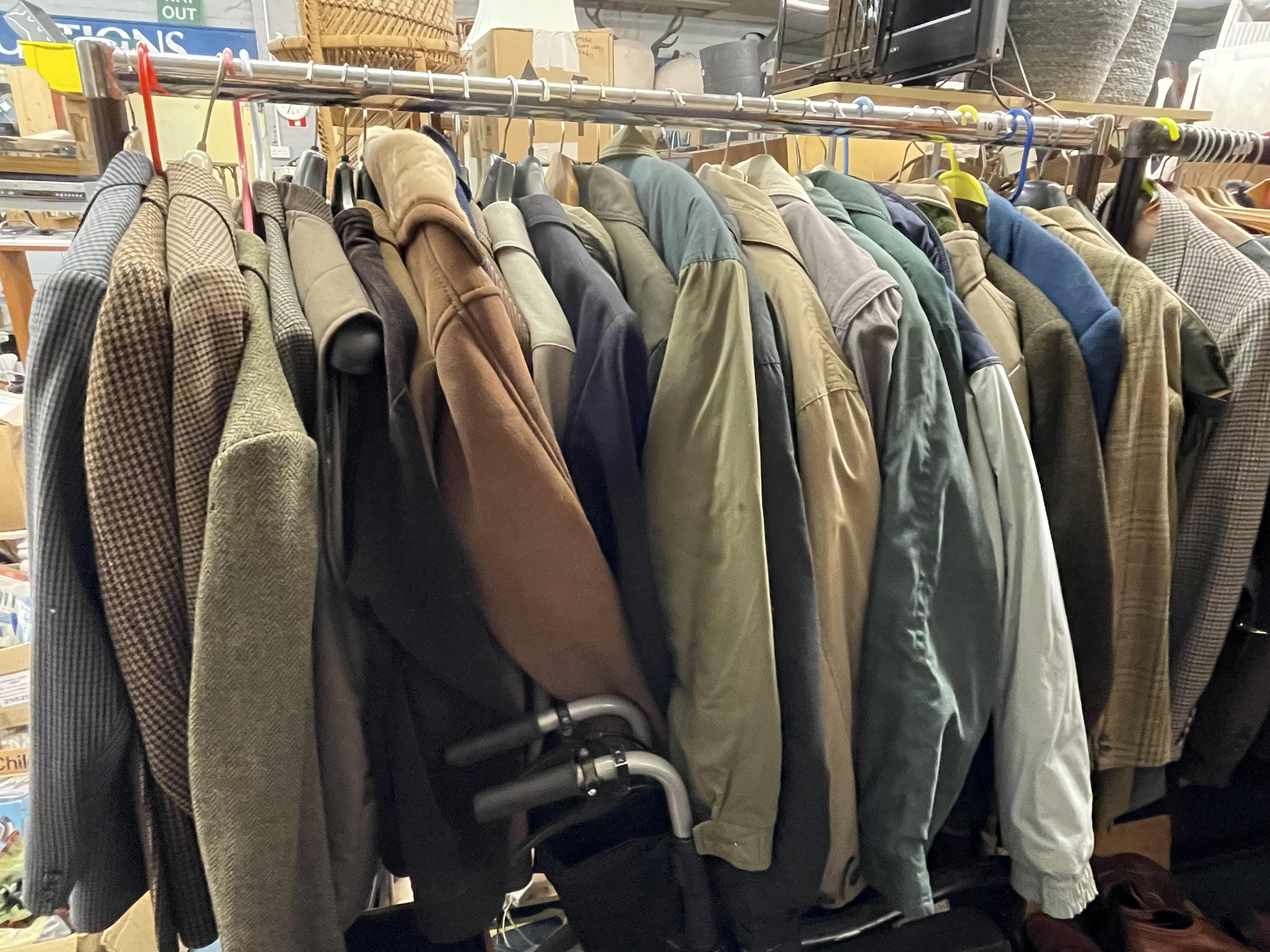 SMALLER CLOTHES RAIL OF VARIOUS GENTS BLAZERS AND JACKETS AND LIGHTWEIGHT COATS,