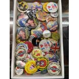 TRAY OF VINTAGE 1970/80S BADGES