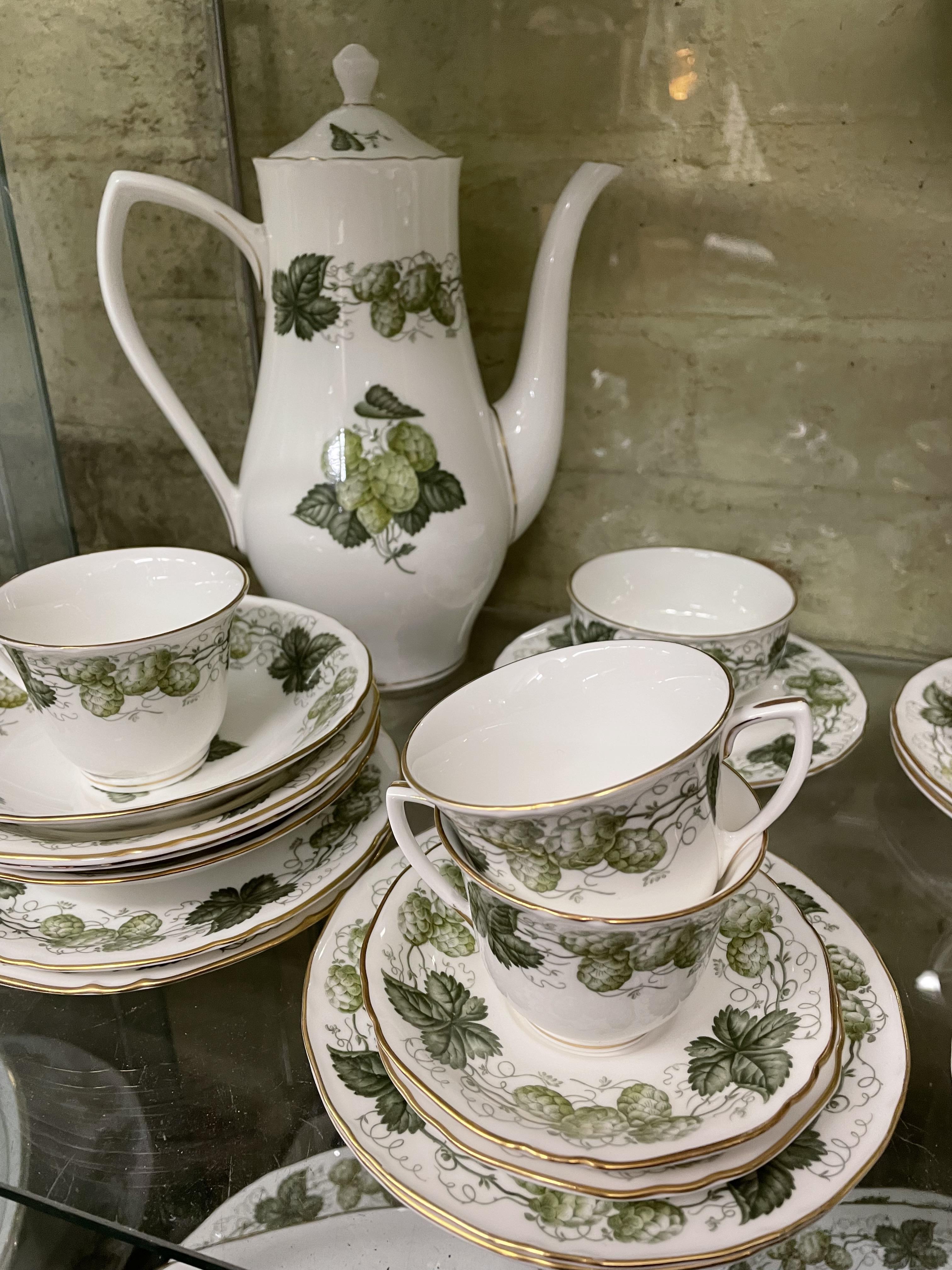 EXTENSIVE 69 PIECE ROYAL WORCESTER HOP 'MATHON' PART DINNER AND TEA SET - Image 2 of 5