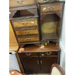 PAIR OF REPRODUCTION MAHOGANY THREE DRAWER BEDSIDE CHESTS AND A MATCHING SIDE CABINET AND TWO