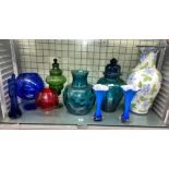 SHELF OF ASSORTED RETRO GLASSWARE INCLUDING SWUNG STRETCH VASE,