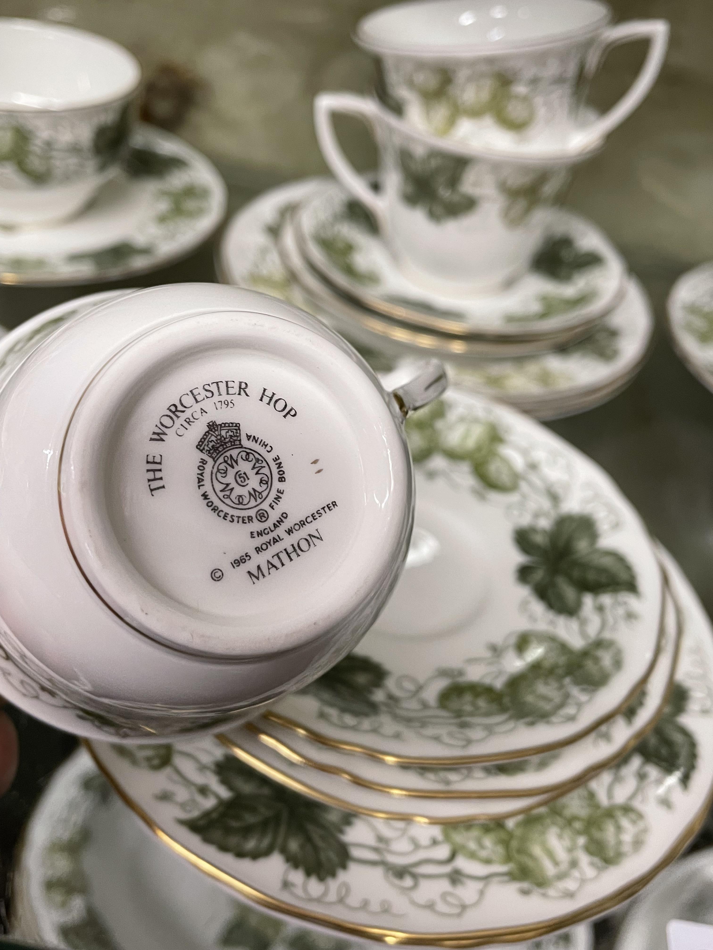 EXTENSIVE 69 PIECE ROYAL WORCESTER HOP 'MATHON' PART DINNER AND TEA SET - Image 4 of 5