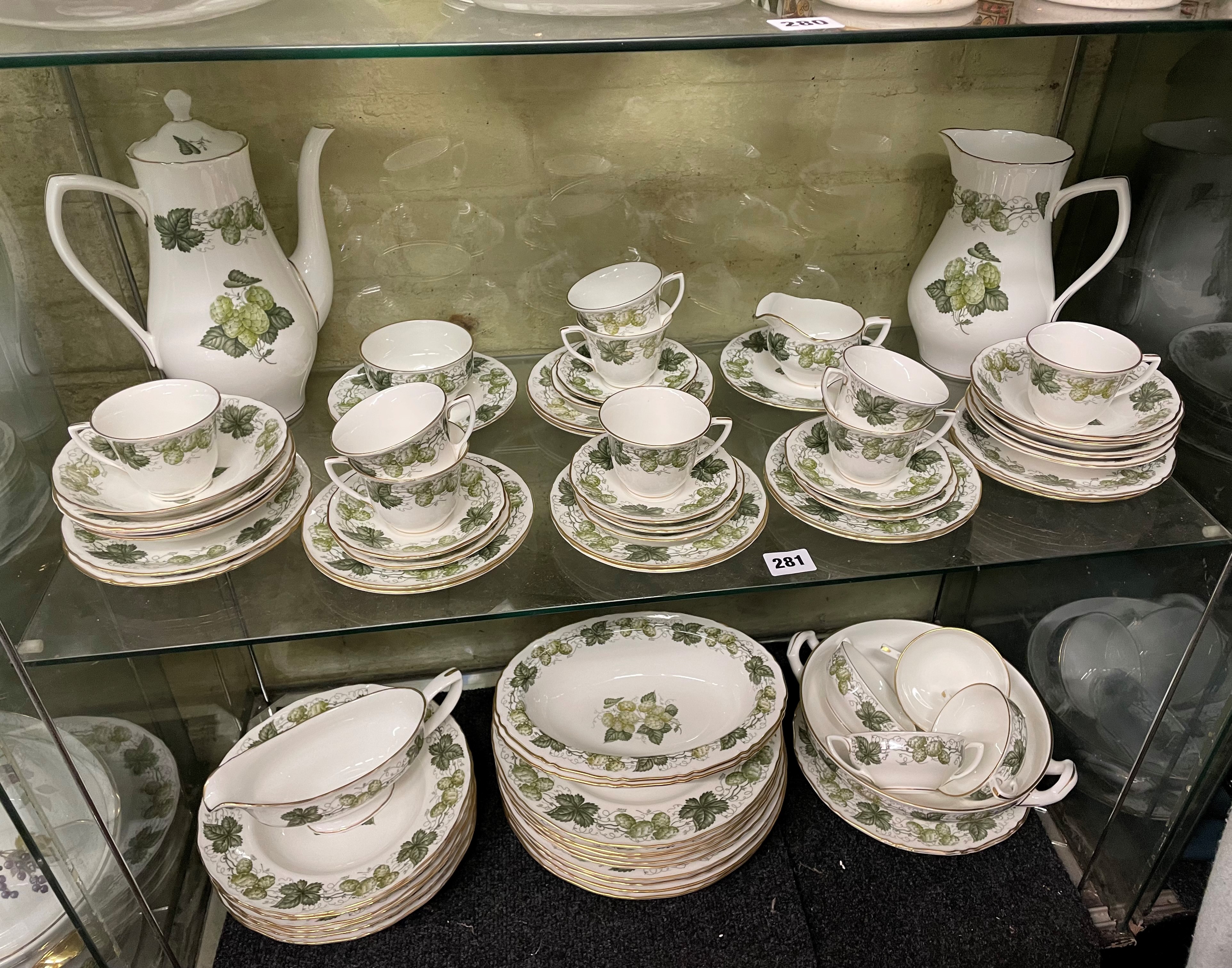 EXTENSIVE 69 PIECE ROYAL WORCESTER HOP 'MATHON' PART DINNER AND TEA SET