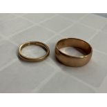 TWO 9CT GOLD WEDDING BANDS 9.