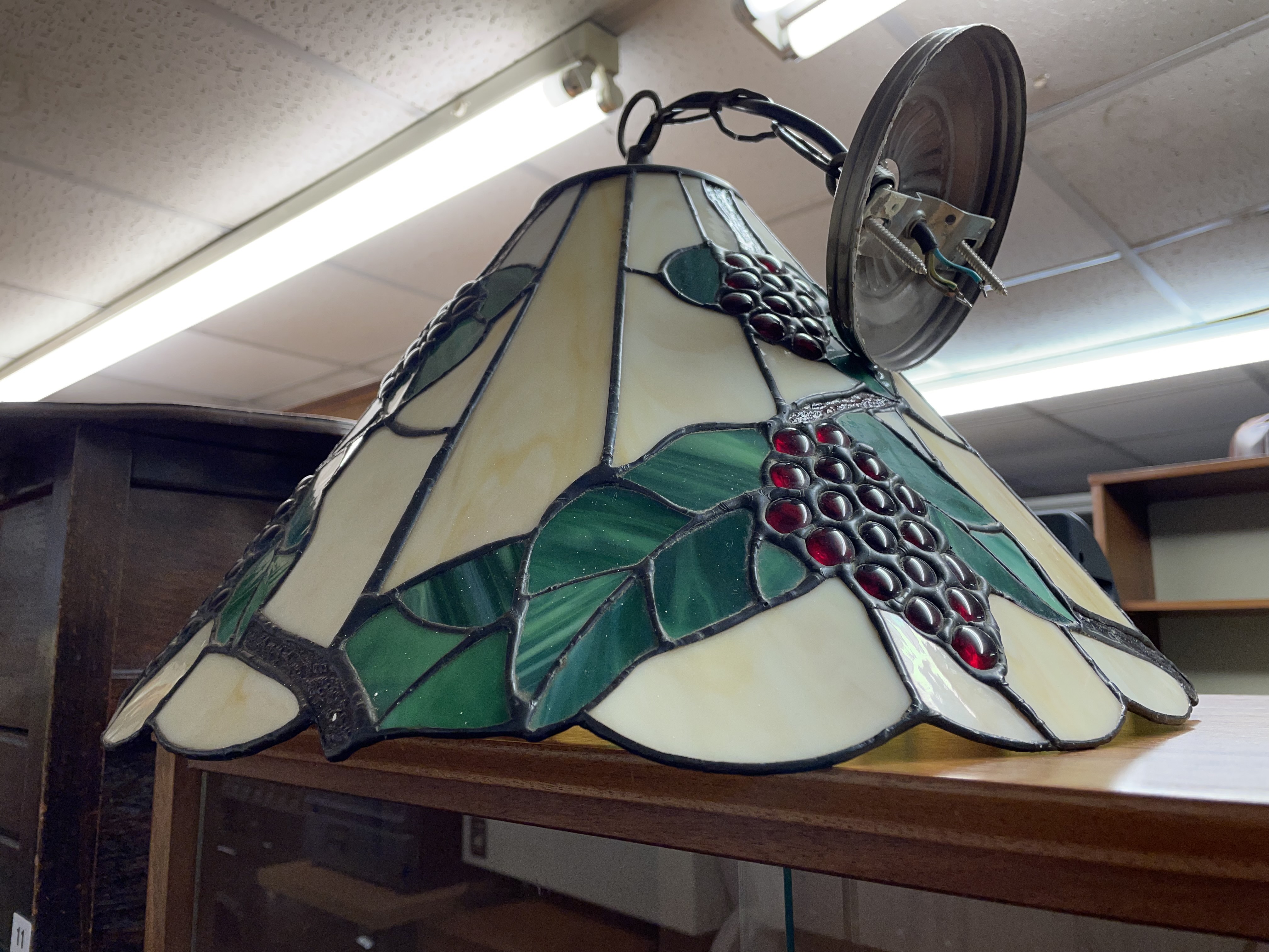 STAIN GLASS AND LEADED PENDANT LIGHT SHADE - Image 2 of 2