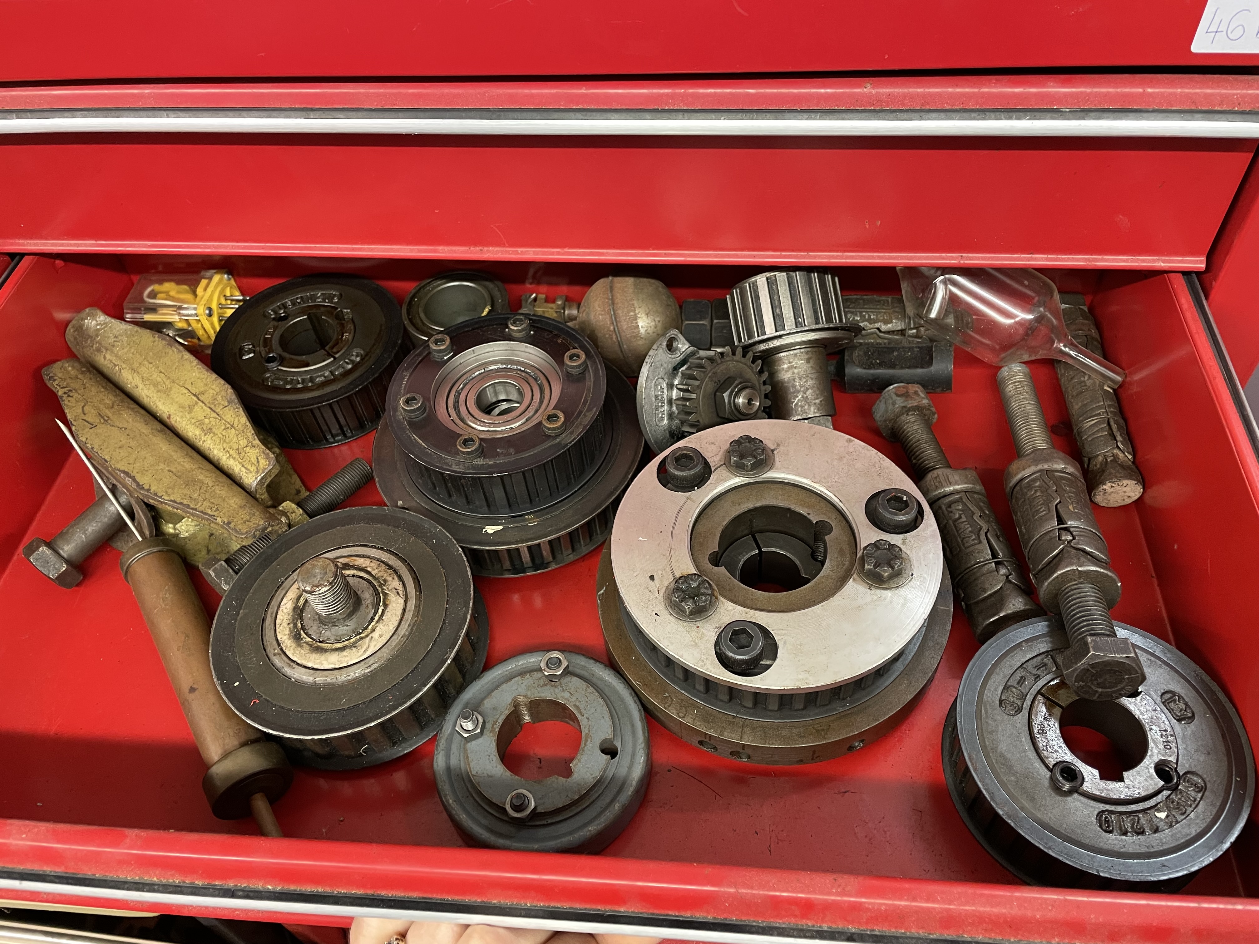 RED MECHANICS DESK TOP TOOL CHEST/CUPBOARD - CONTAINING WIRE CUTTERS, HEAVY DUTY RAW BOLTS, - Image 4 of 4