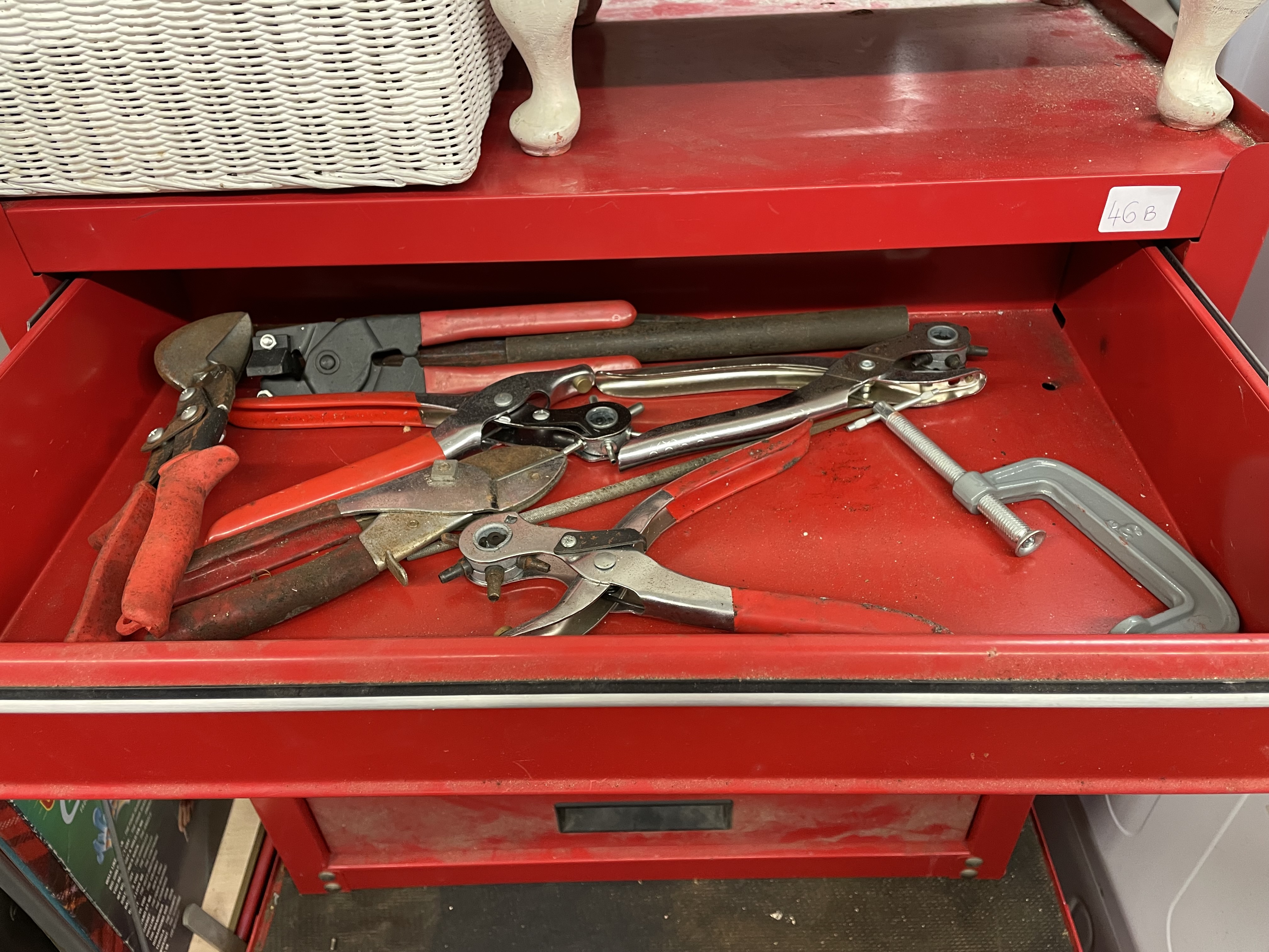 RED MECHANICS DESK TOP TOOL CHEST/CUPBOARD - CONTAINING WIRE CUTTERS, HEAVY DUTY RAW BOLTS, - Image 3 of 4