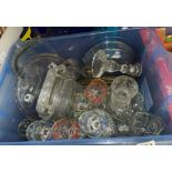 BOX OF ASSORTED GLASSWARE INCLUDING WINE GLASSES,