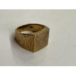 GENTS 9CT GOLD BARK EFFECT SIGNET RING 7.