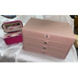 PINK MIRRORED JEWELLERY STORAGE BOX AND SOME COSTUME JEWELLERY THEREIN, INCLUDING BEADS,