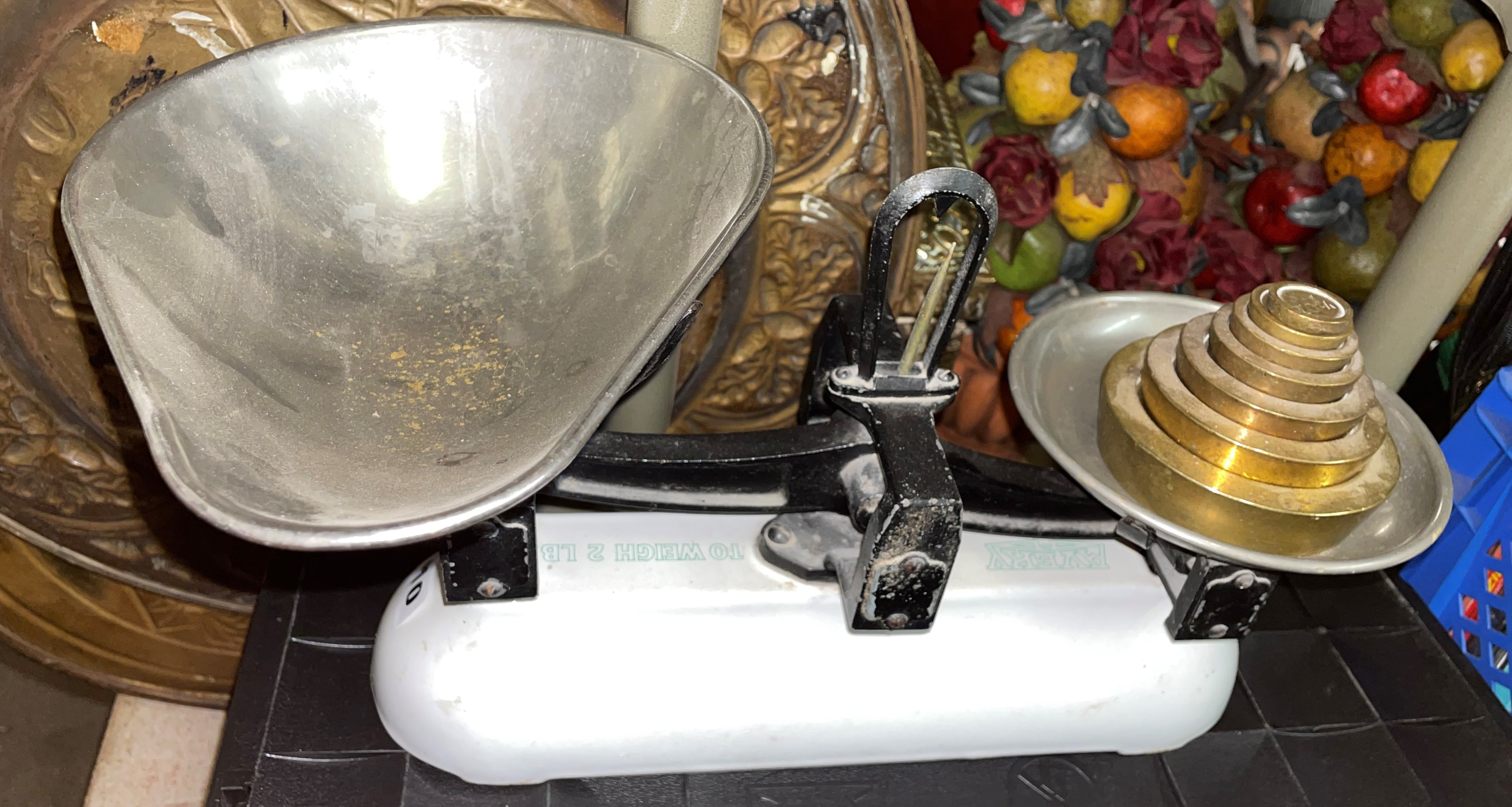 SET OF VINTAGE SCALES WITH WEIGHTS