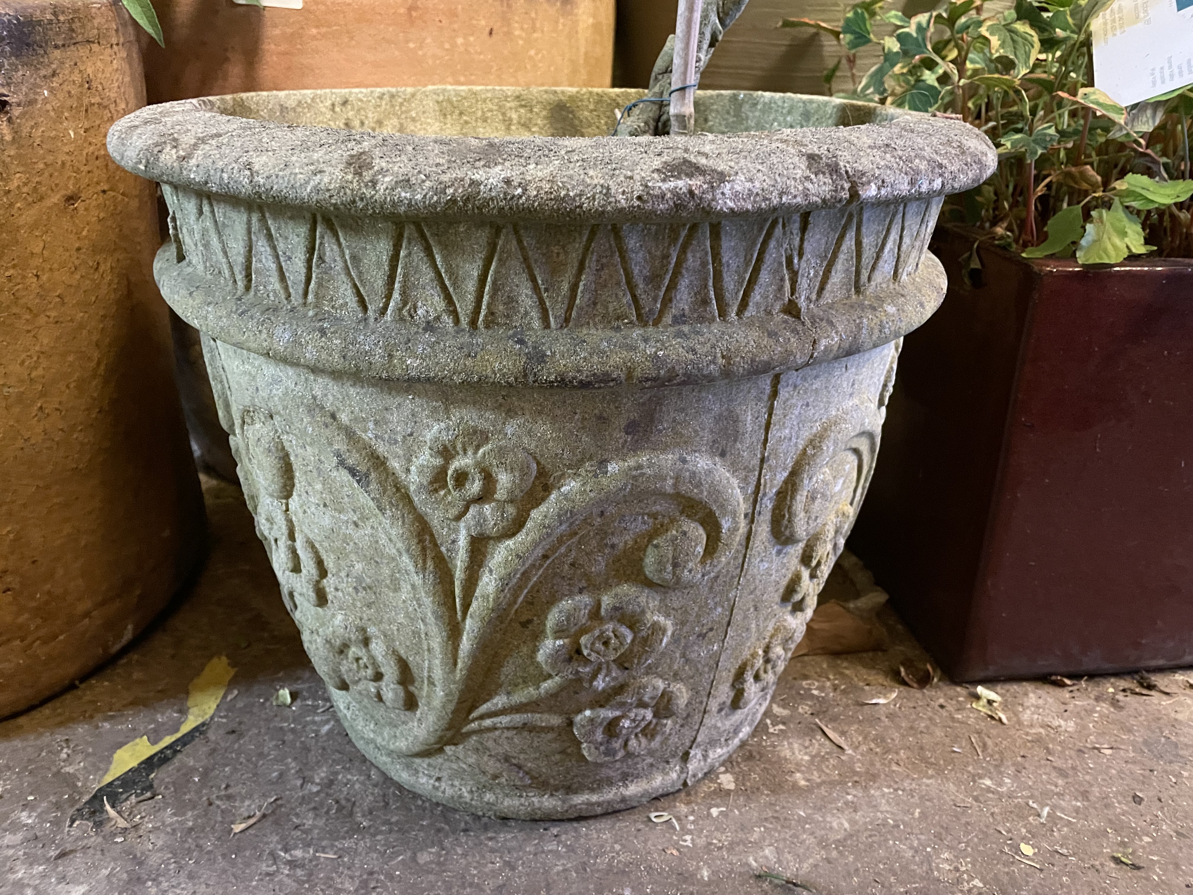 TWO STONE PATTERNED ROUND PLANTERS - Bild 2 aus 3