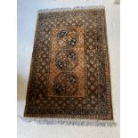 20TH CENTURY GEOMETRIC PATTERNED RUG WITH FRINGED BORDERS ON A BROWN GROUND 102CM X 158CM APPROX