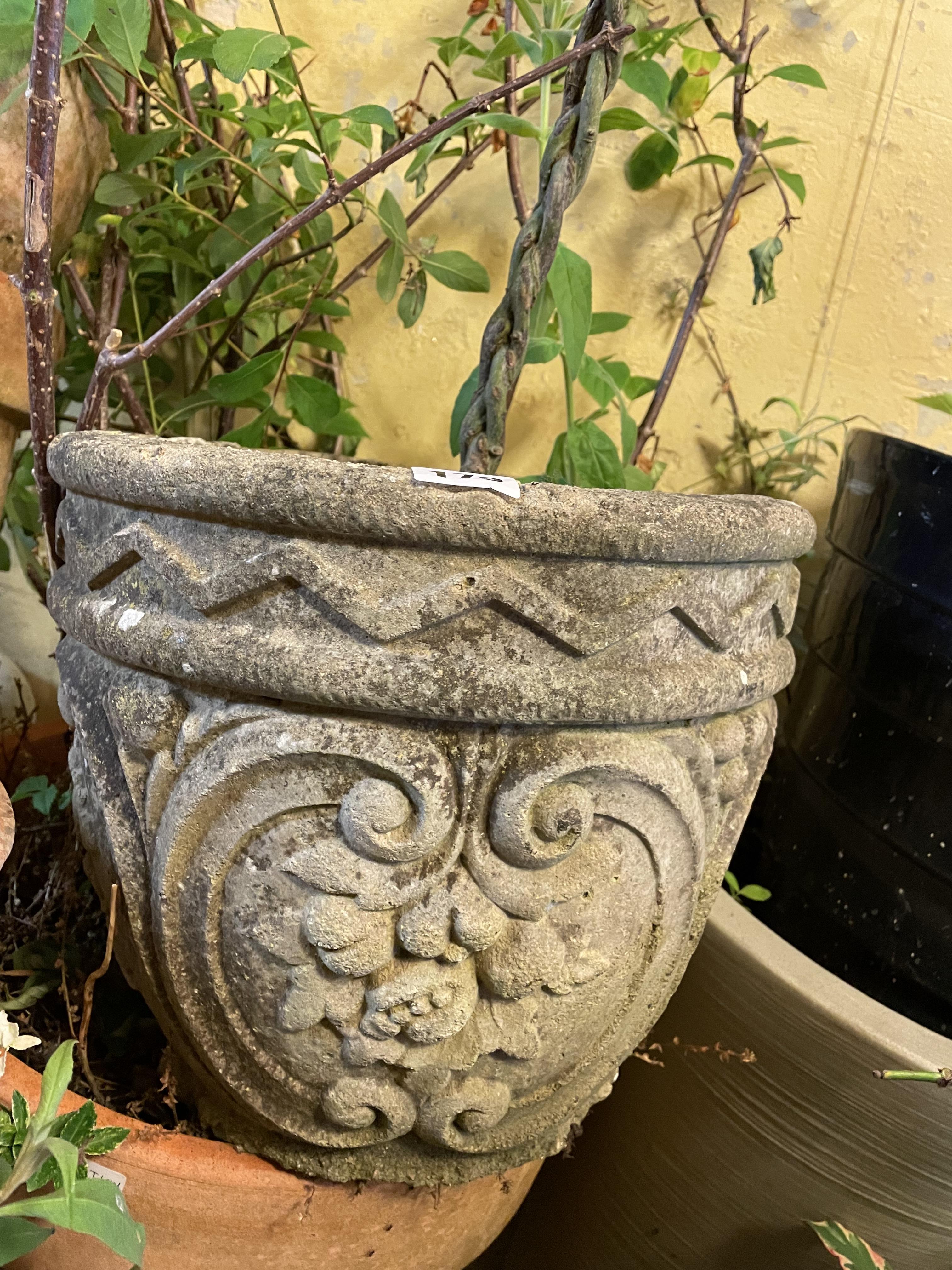 TWO STONE PATTERNED ROUND PLANTERS - Bild 3 aus 3