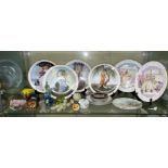 SHELF CONTAINING FOUR LIMITED EDITION PLATES, PAIR OF POOLE PLATES, CHOKIN WARES,