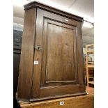 EARLY 19TH CENTURY OAK HANGING CORNER CUPBOARD FIELDED PANEL DOOR ENCLOSING SERPENTINE SHELVES