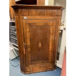 GEORGE III MAHOGANY CROSS BANDED HANGING CORNER CUPBOARD WITH INLAID CONCH SHELL MOTIF 112CM H X