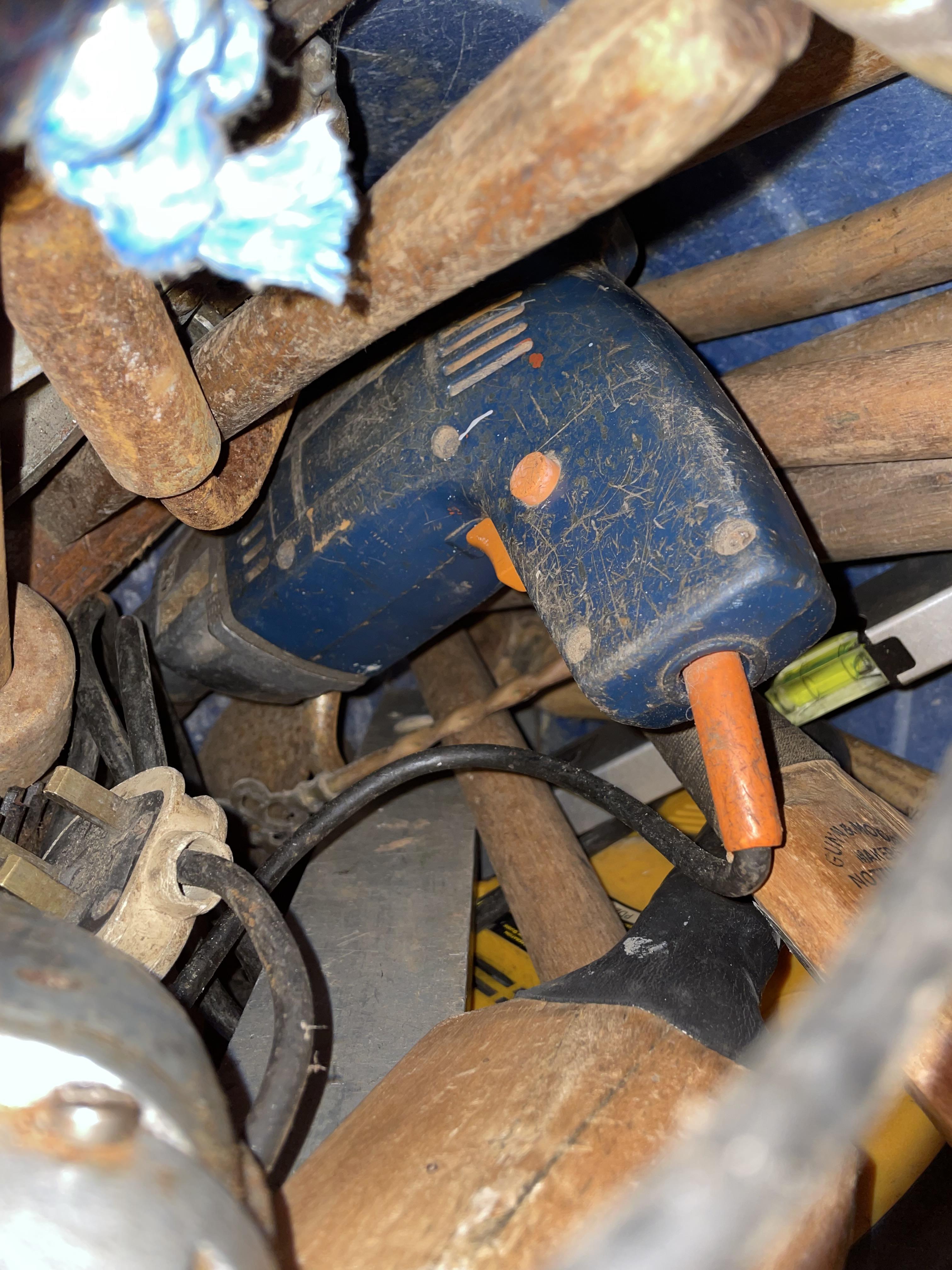 ROPE HANDLED BUCKET OF MIXED TOOLS - SAWS, SPIRIT LEVELS, HAMMERS, - Image 3 of 3