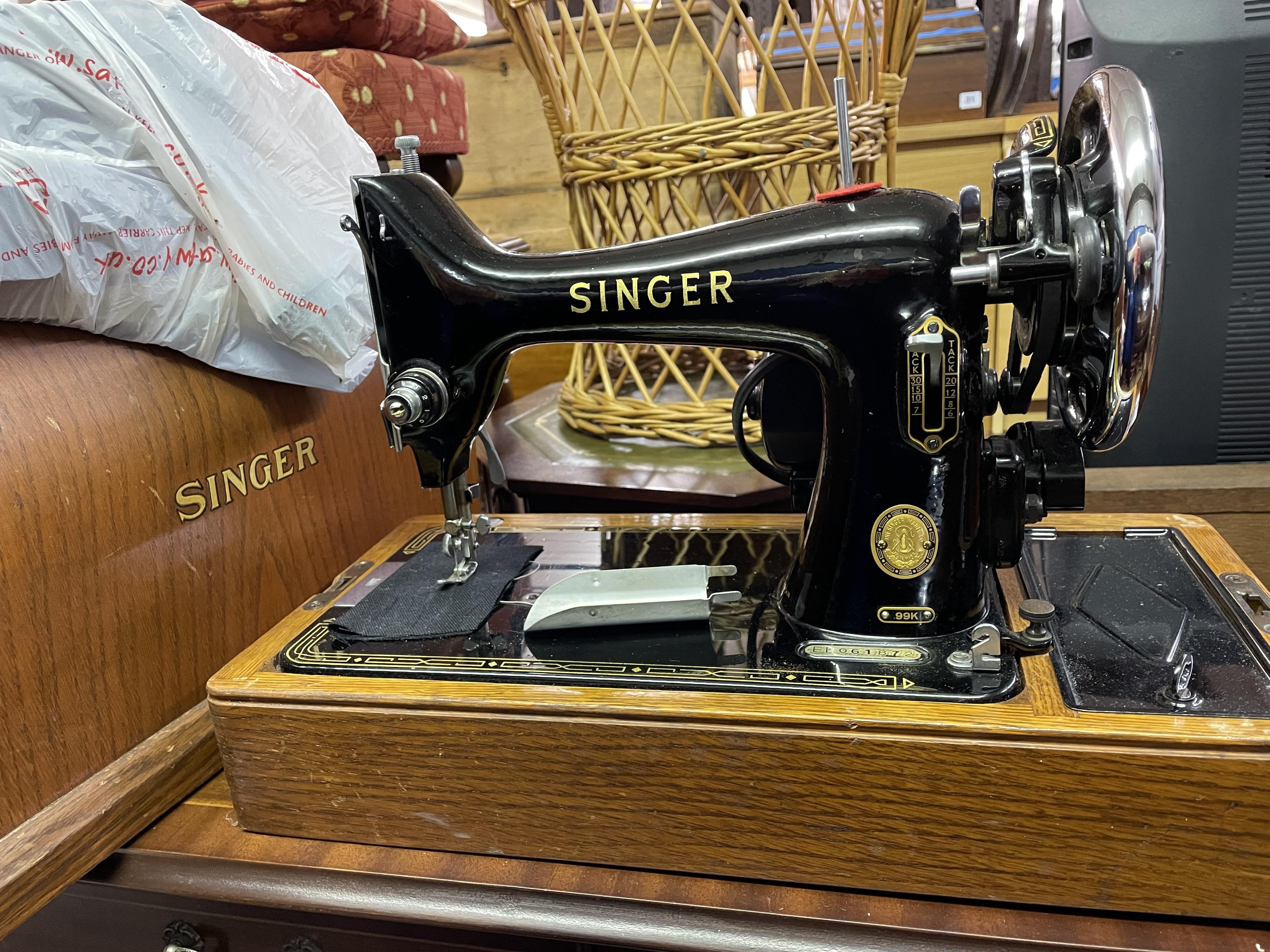 OAK CASED SINGER MANUAL SEWING MACHINE